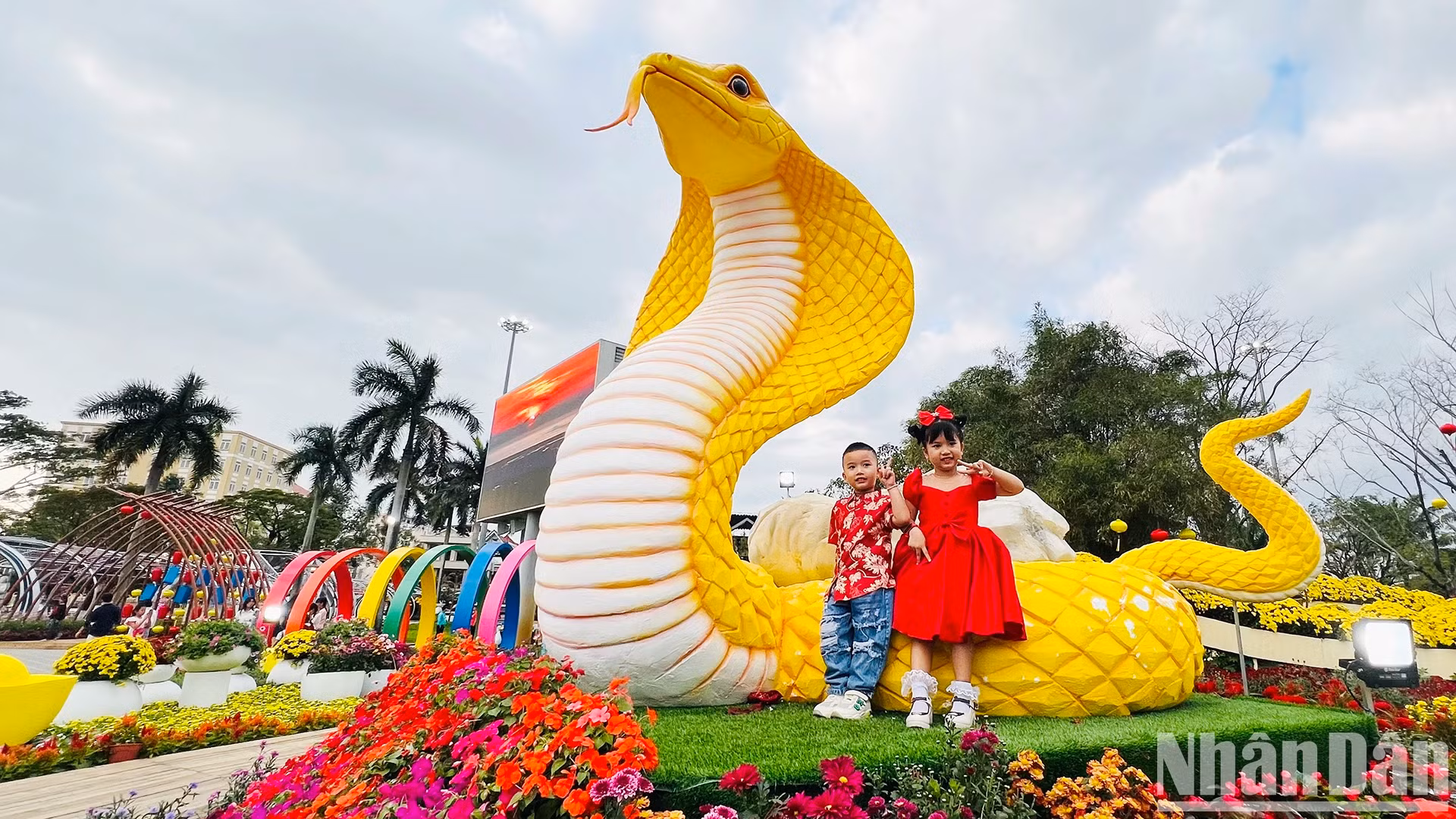 孩子们很喜欢与蛇吉祥物拍照。
