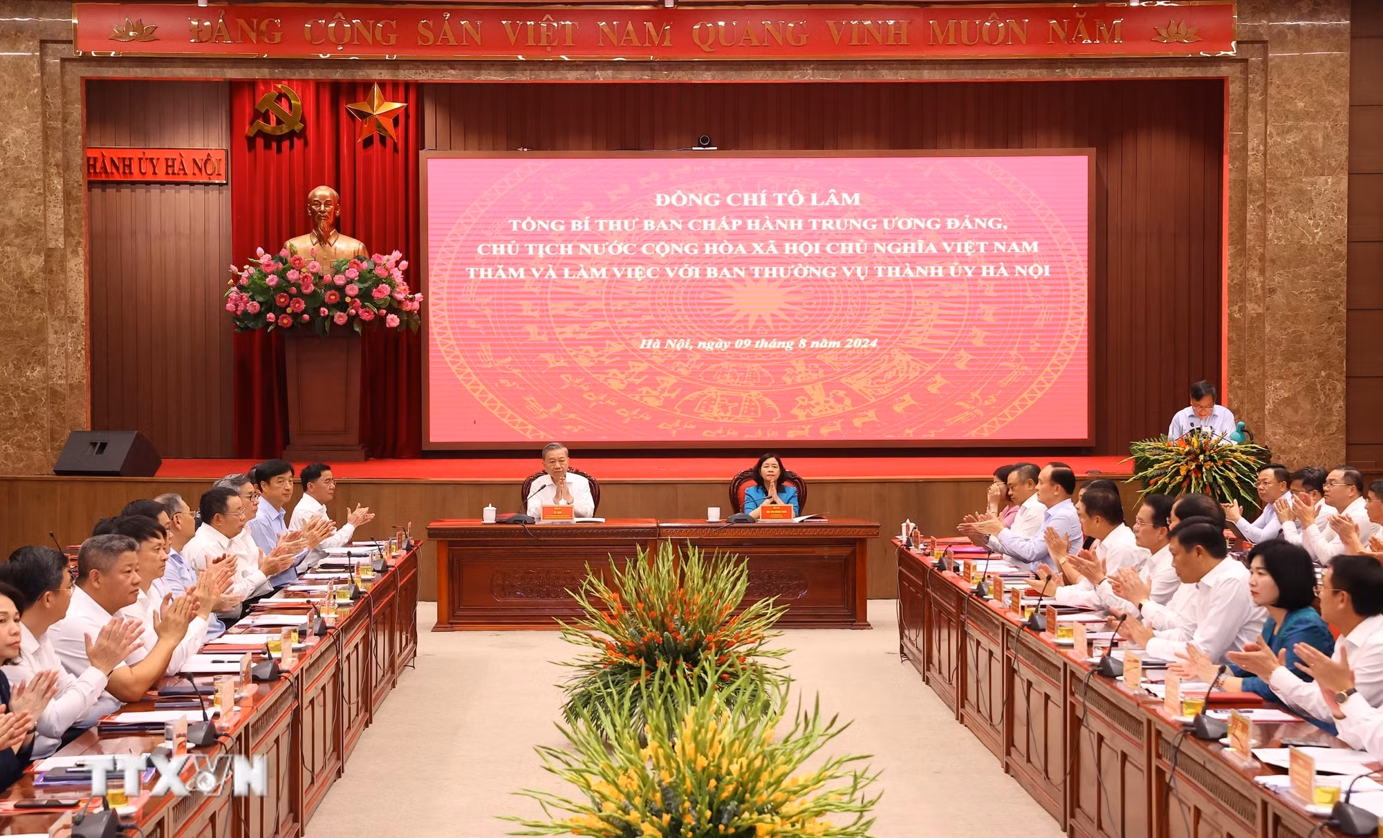 越共中央总书记、国家主席苏林与河内市委常委会举行工作会议。（图片来源：越通社）