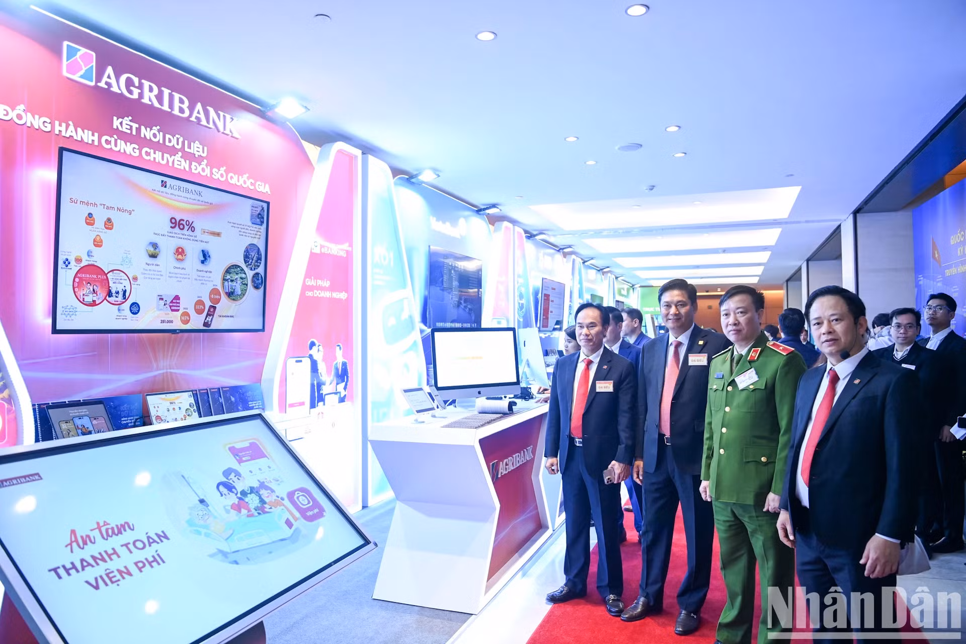各位代表参观越南农业与农村发展银行（Agribank）的展位。