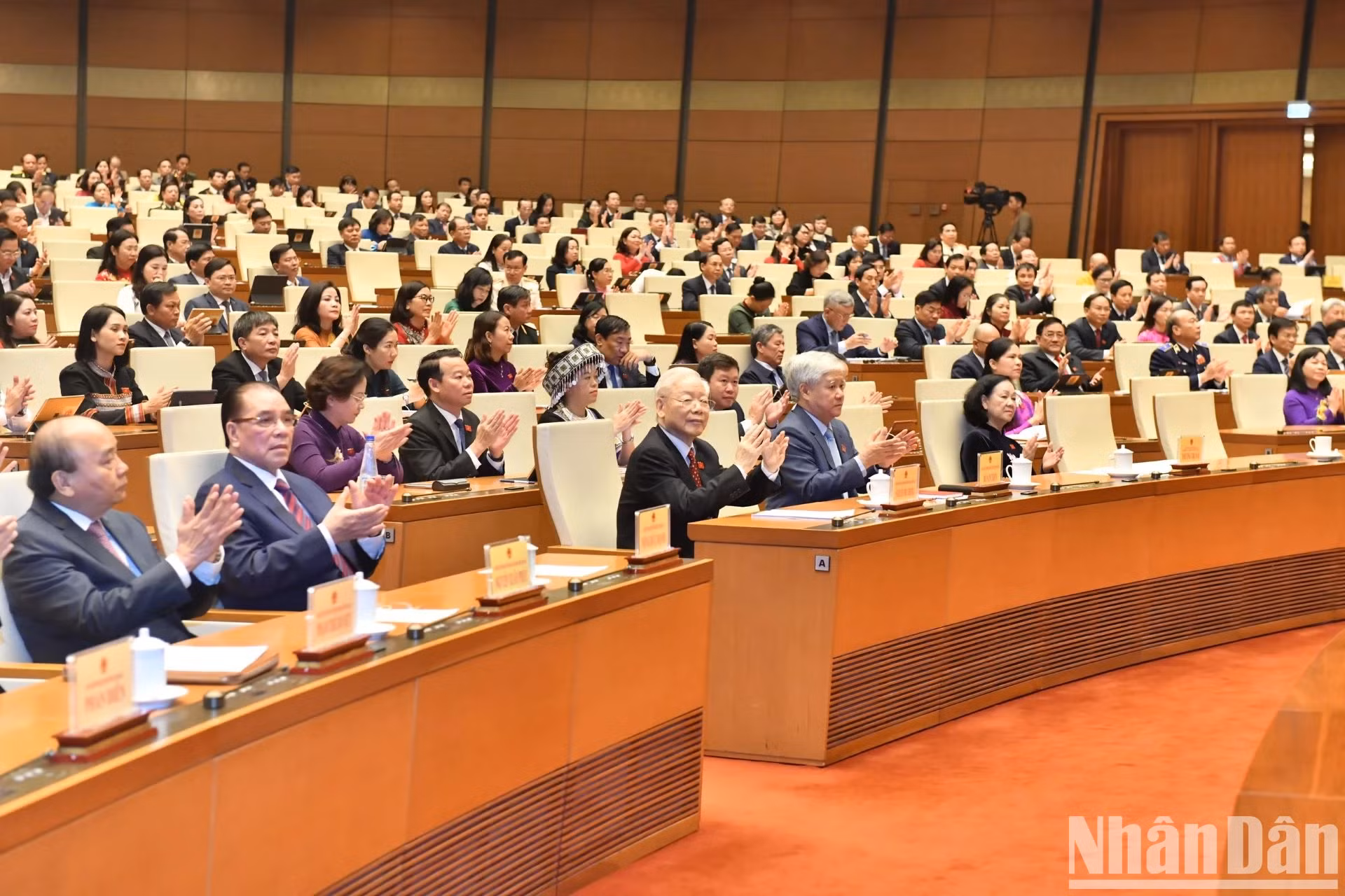 越共中央总书记阮富仲，越共中央书记处常务书记、中央组织部部长张氏梅，越南祖国阵线中央委员会主席杜文战，越南党、国家领导和前领导人，国会代表等出席第十五届国会第六次会议闭幕会。