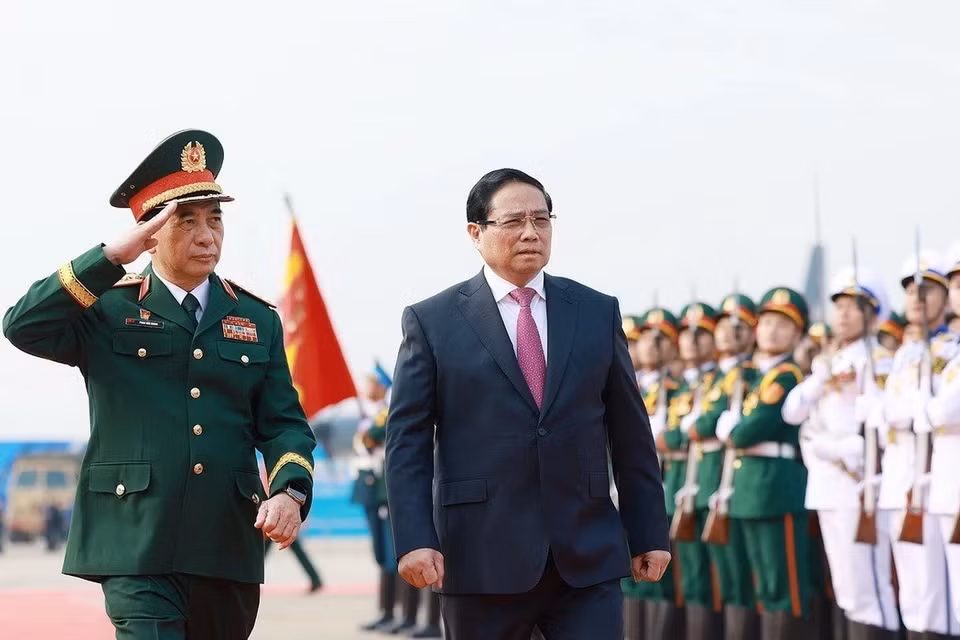 国防部部长潘文江大将迎接政府总理范明正出席了2024年越南国际防务展开幕式。