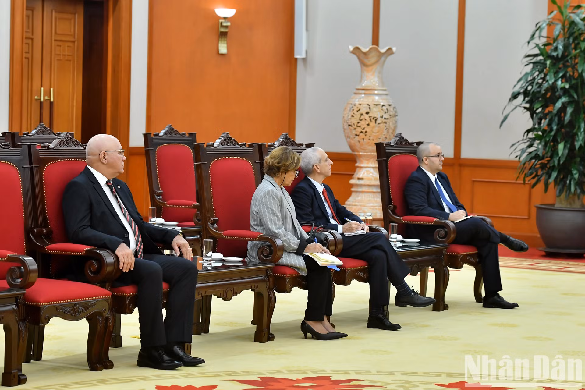 古巴代表出席会见。