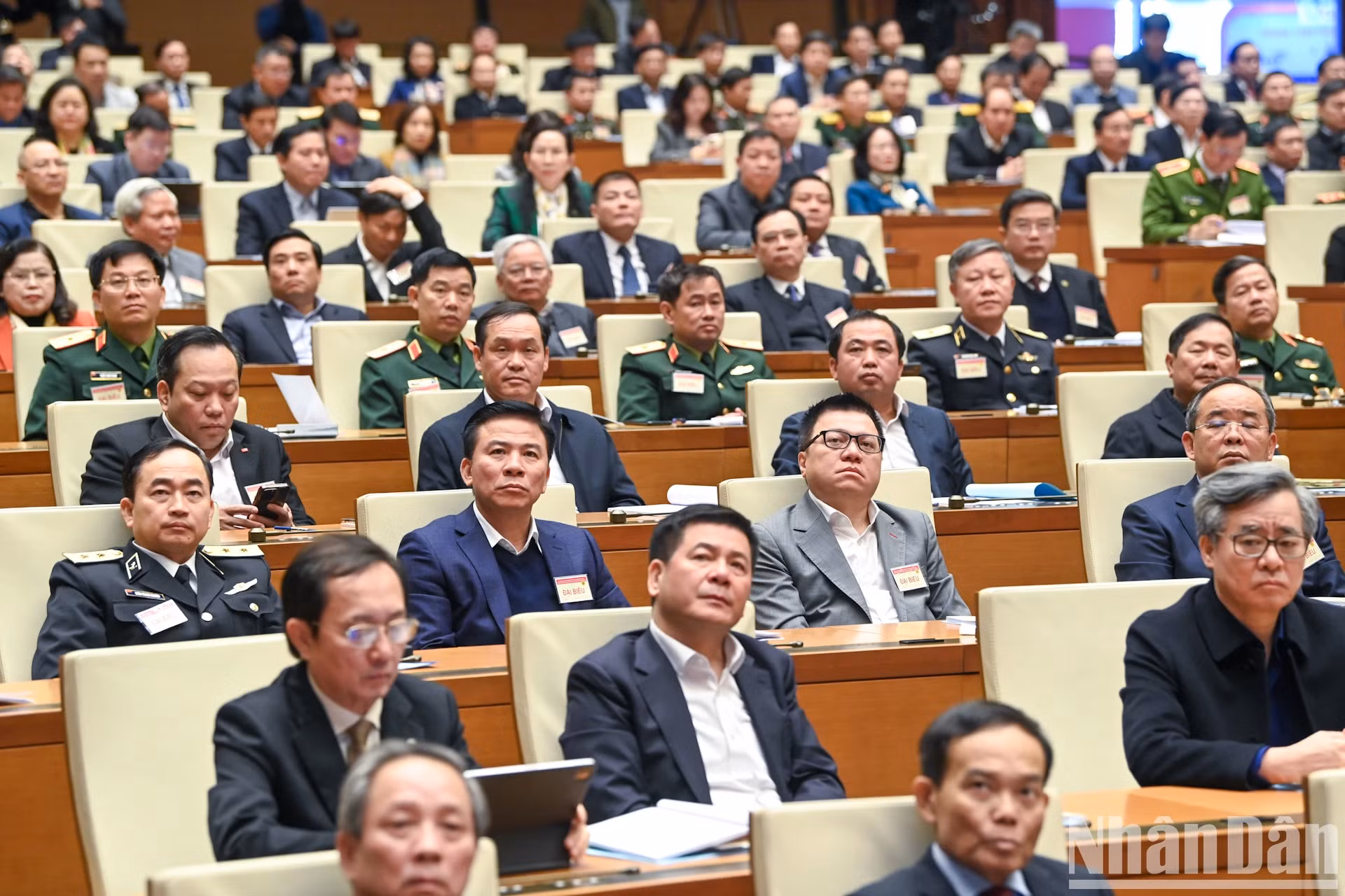 党和国家领导人和各位代表出席会议。