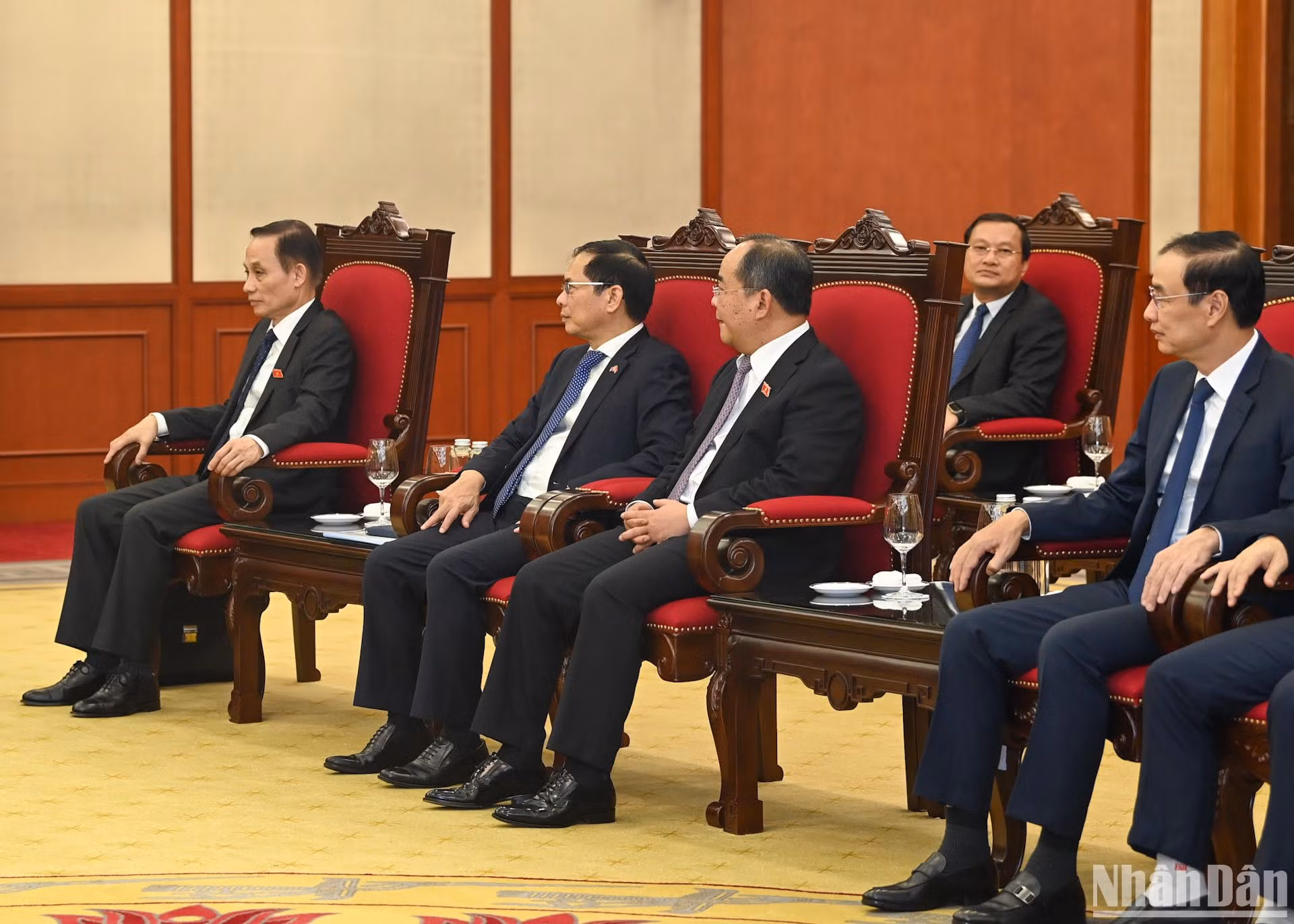 越南政府各部委领导代表出席会见。