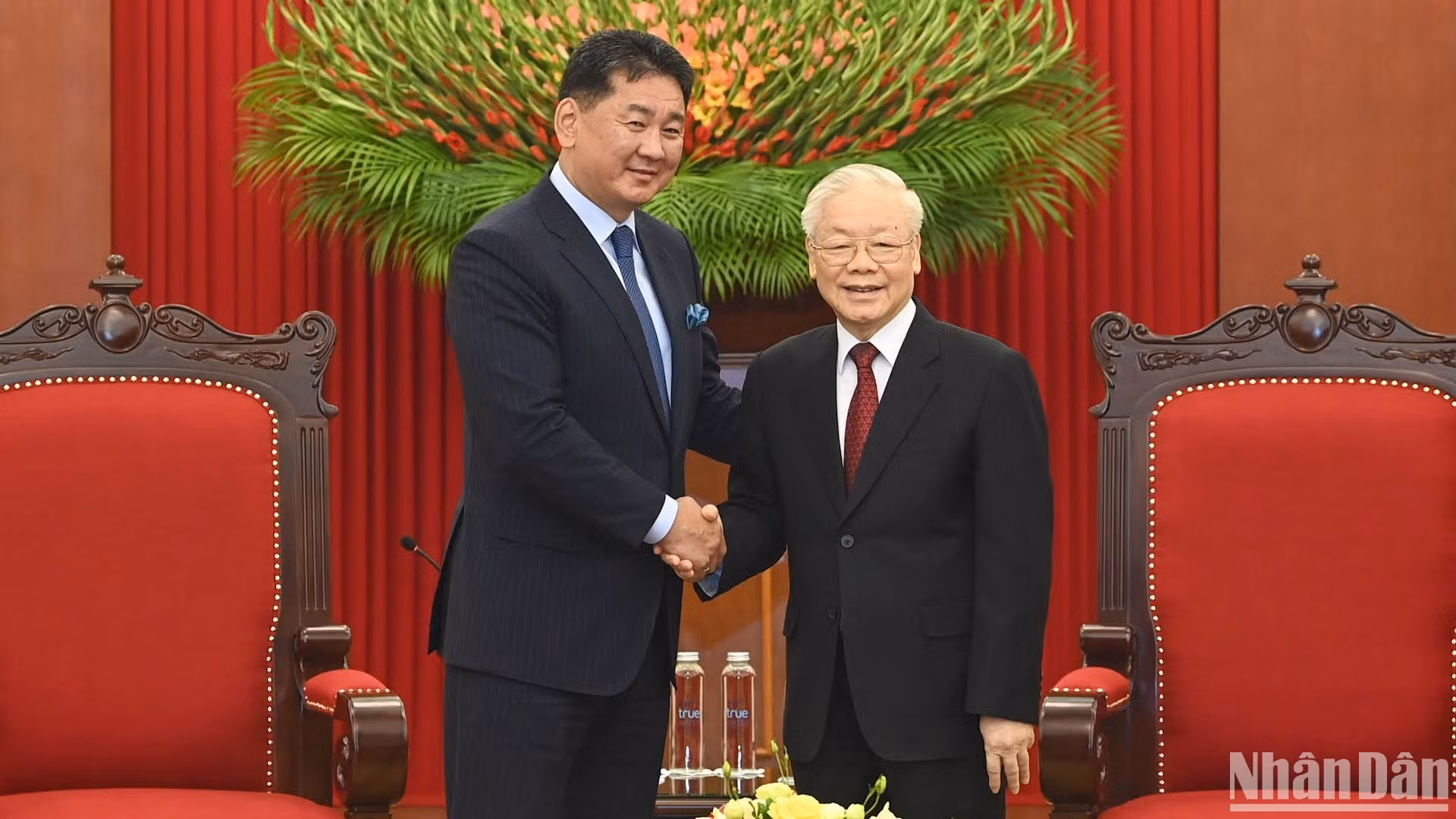 越共中央总书记阮富仲会见蒙古国总统乌赫那·呼日勒苏赫【组图】