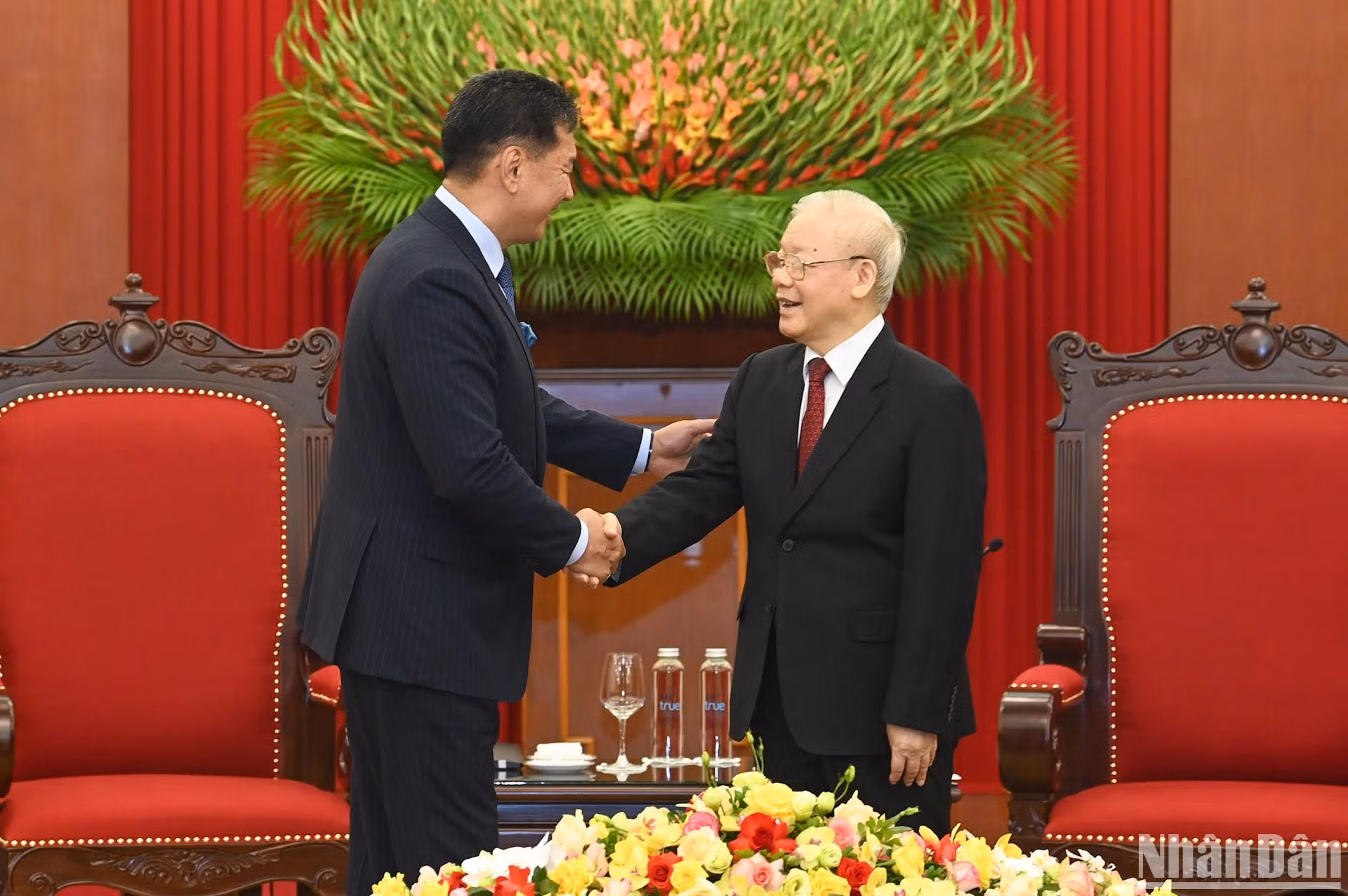 越共中央总书记阮富仲与蒙古国总统乌赫那·呼日勒苏赫。