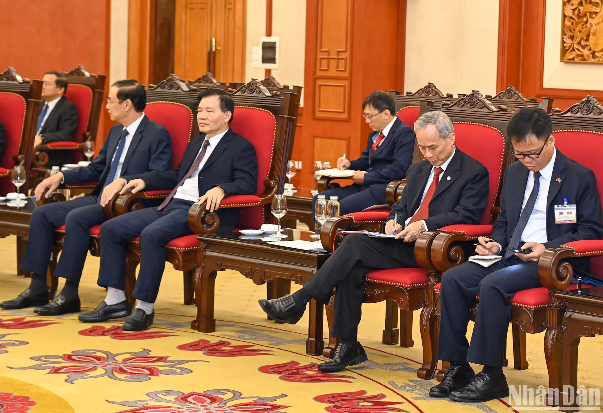 越南代表出席会见。