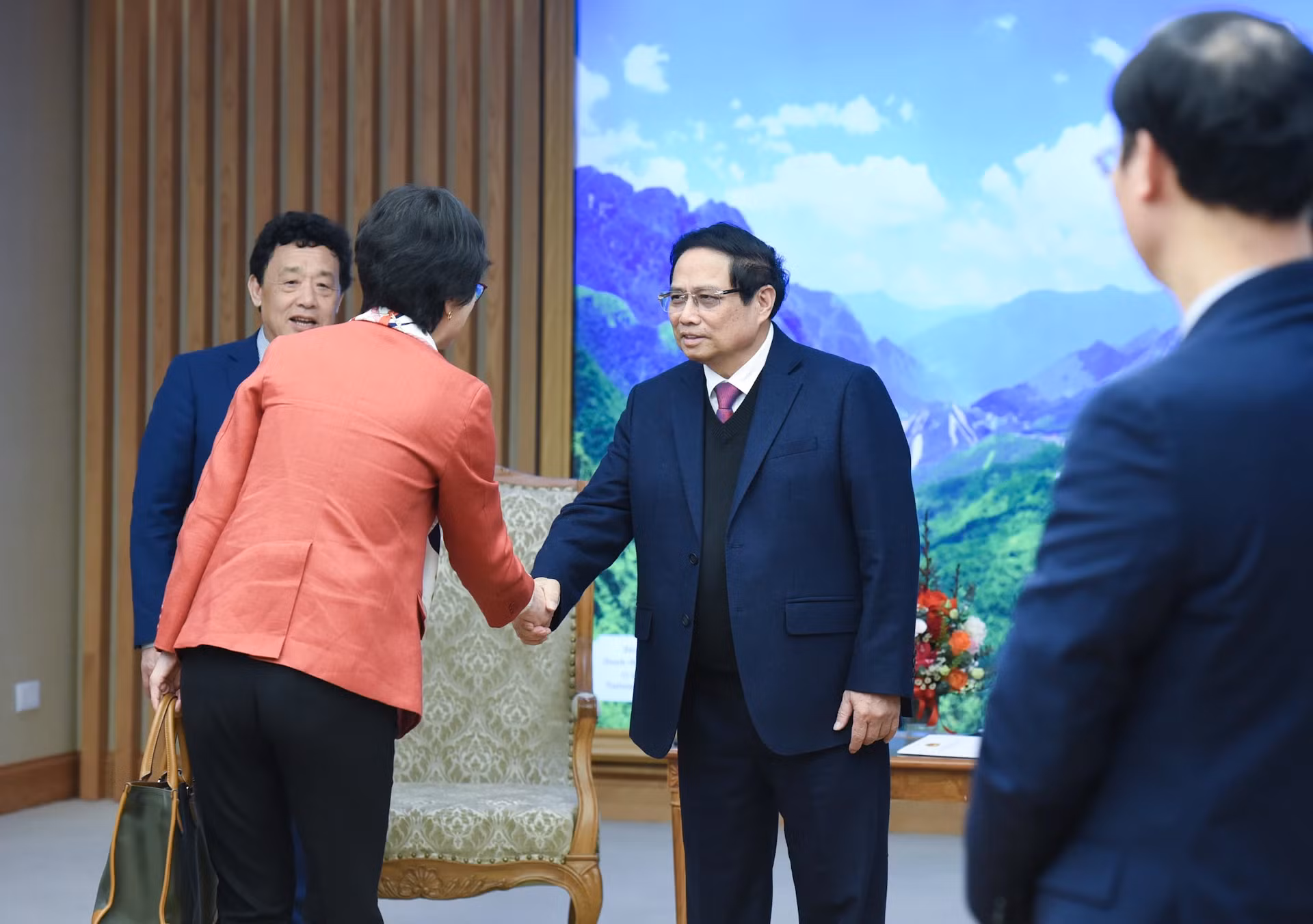 越南政府总理范明正与陪同联合国粮农组织总干事屈冬玉的成员们。