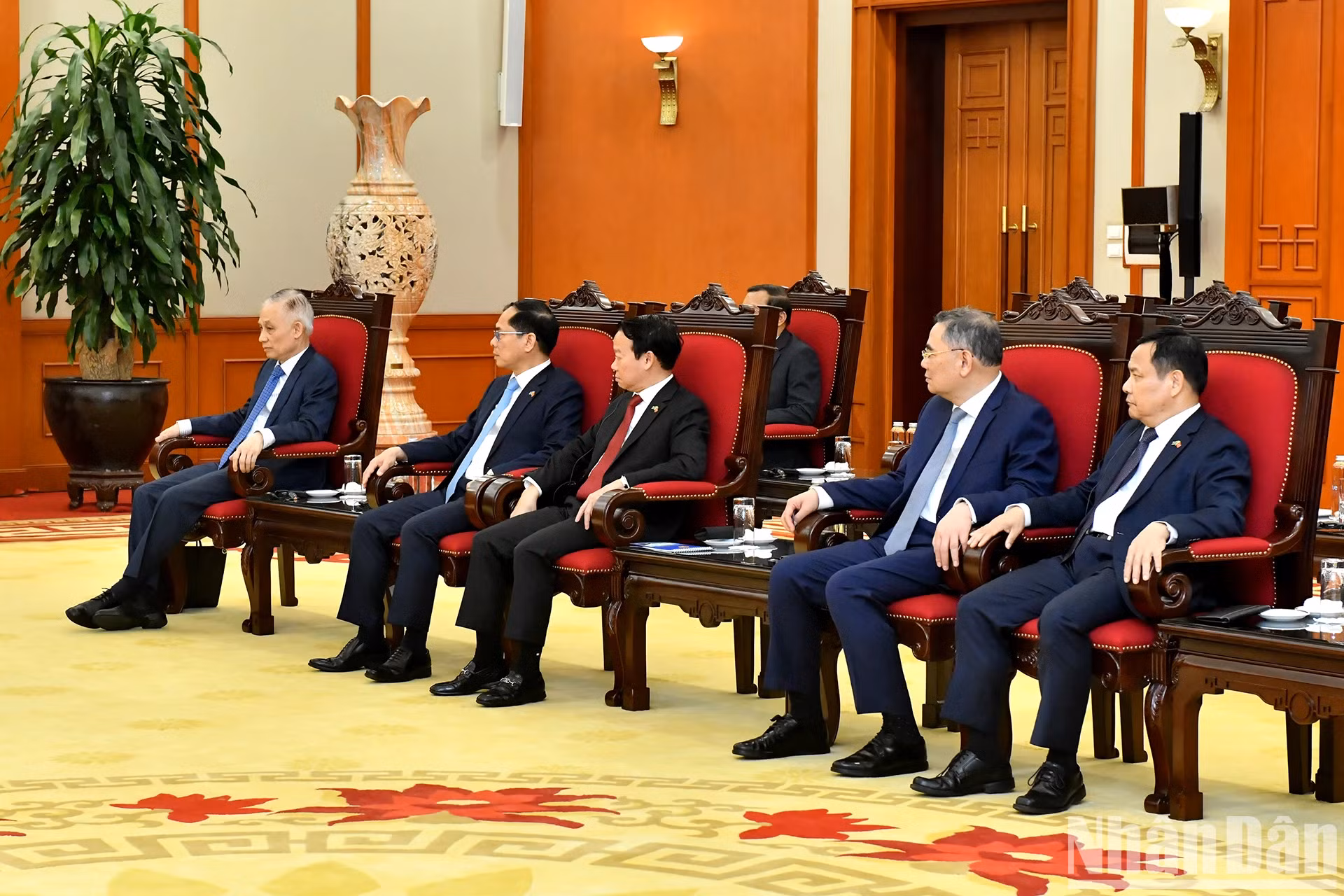 越方代表出席会见。