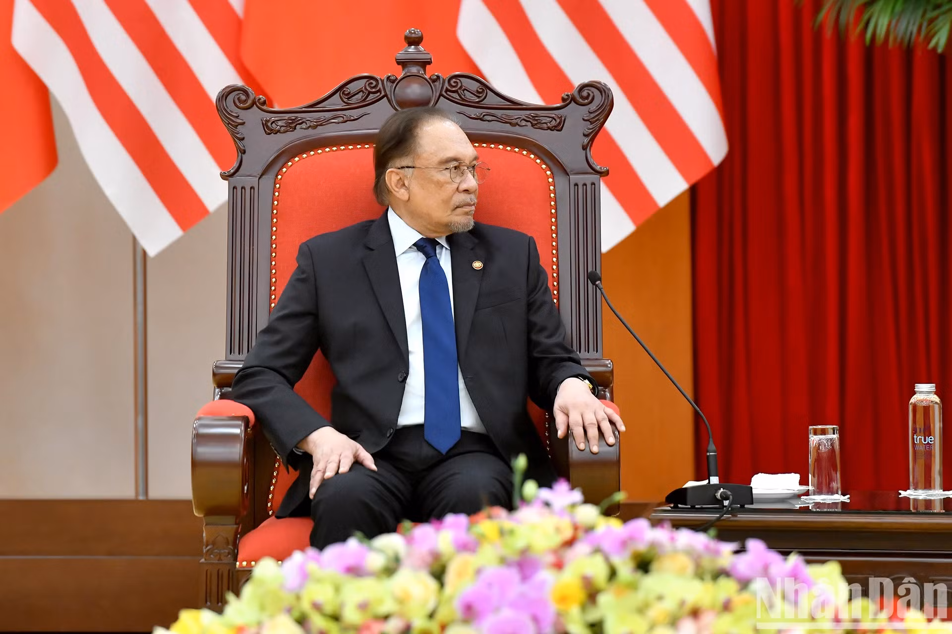 马来西亚总理安瓦尔·易卜拉欣在会见中发表讲话。