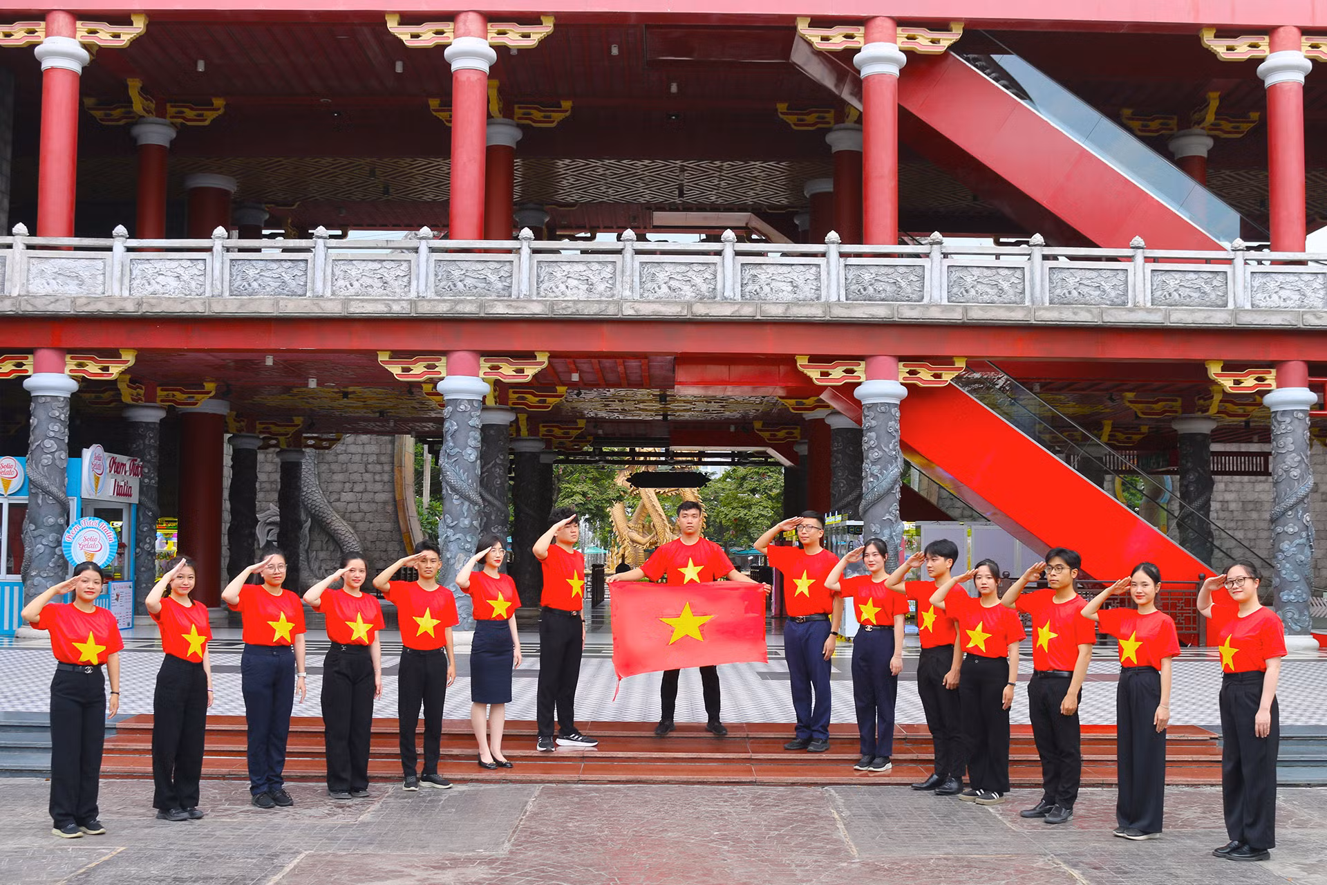 广宁省下龙市旅游区工作人员在国庆假期工作。(图片来源:DS) 广宁省下龙市旅游区工作人员在国庆假期工作。(图片来源:DS)