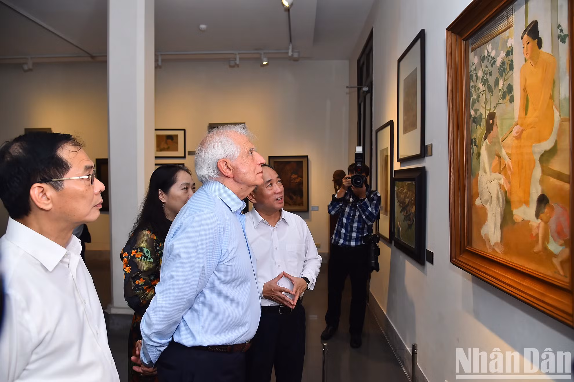越南外交部长裴青山与欧盟委员会副主席博雷利欣赏苏玉云画家的画作《两名少女与小孩》。