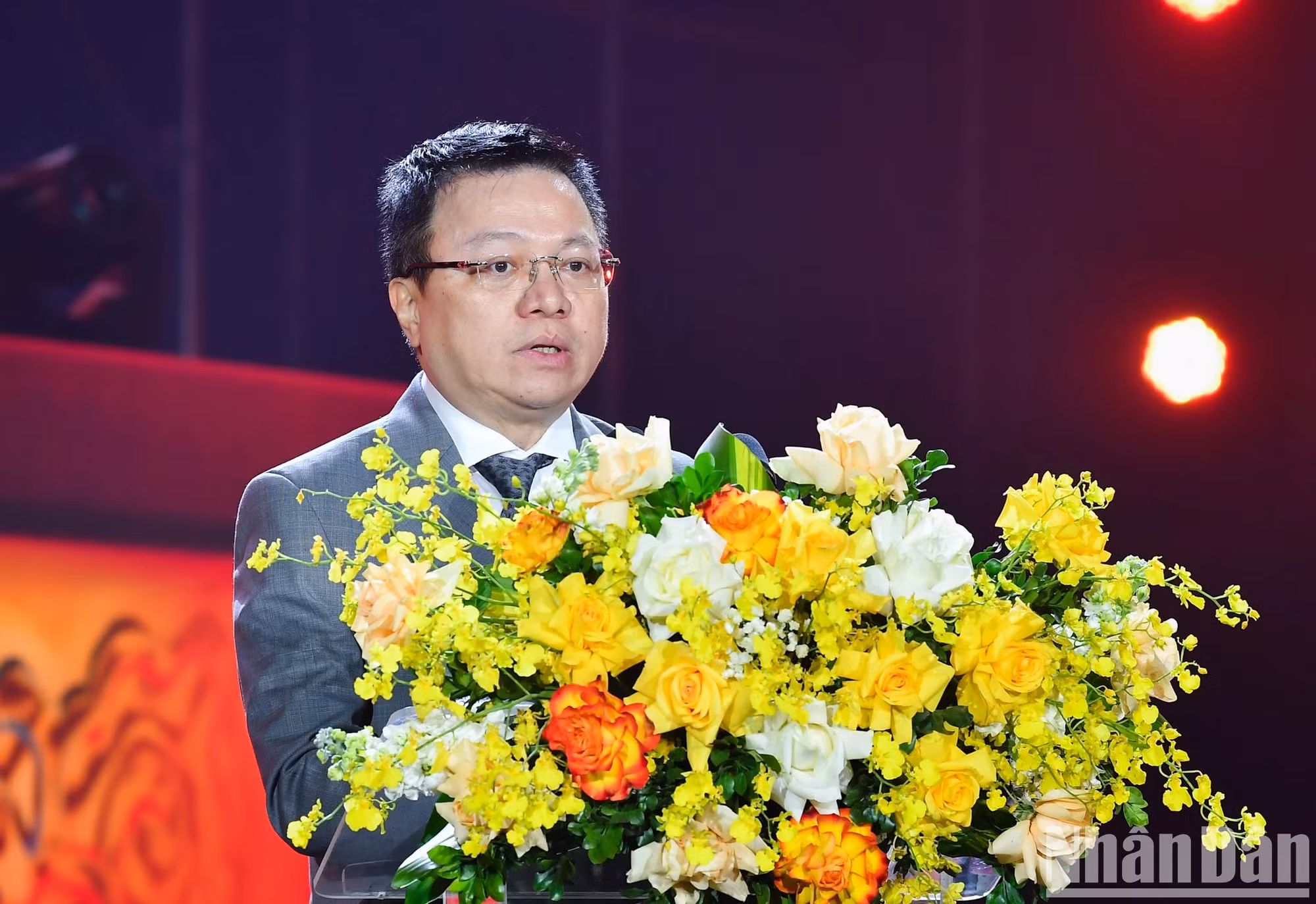 越共中央委员、越南《人民报》社总编辑、中央宣教部副部长、越南新闻工作者协会主席黎国明在活动上发表讲话。 越共中央委员、越南《人民报》社总编辑、中央宣教部副部长、越南新闻工作者协会主席黎国明在活动上发表讲话。
