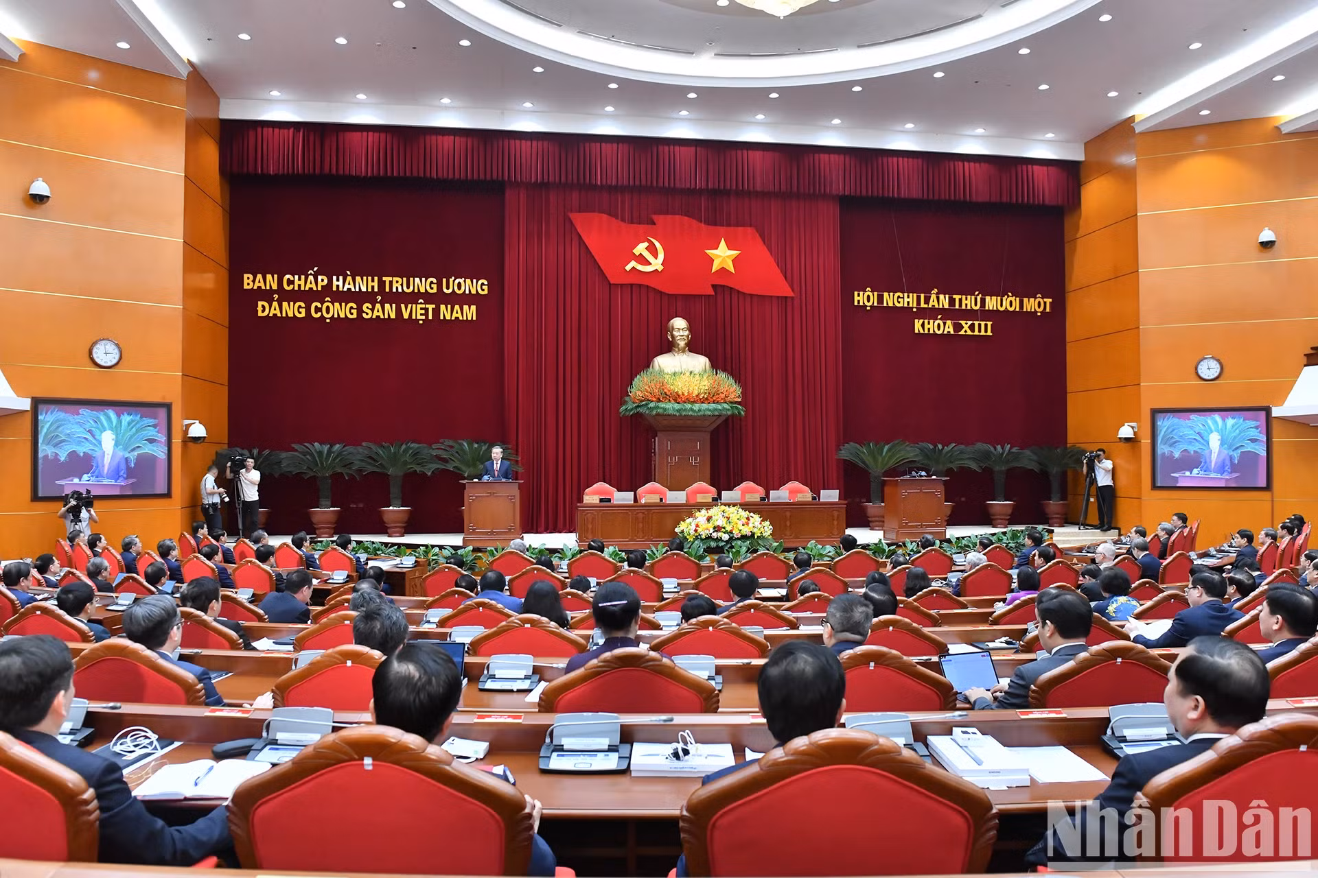 越共第十三届中央委员会第十一次会议落下闭幕。
