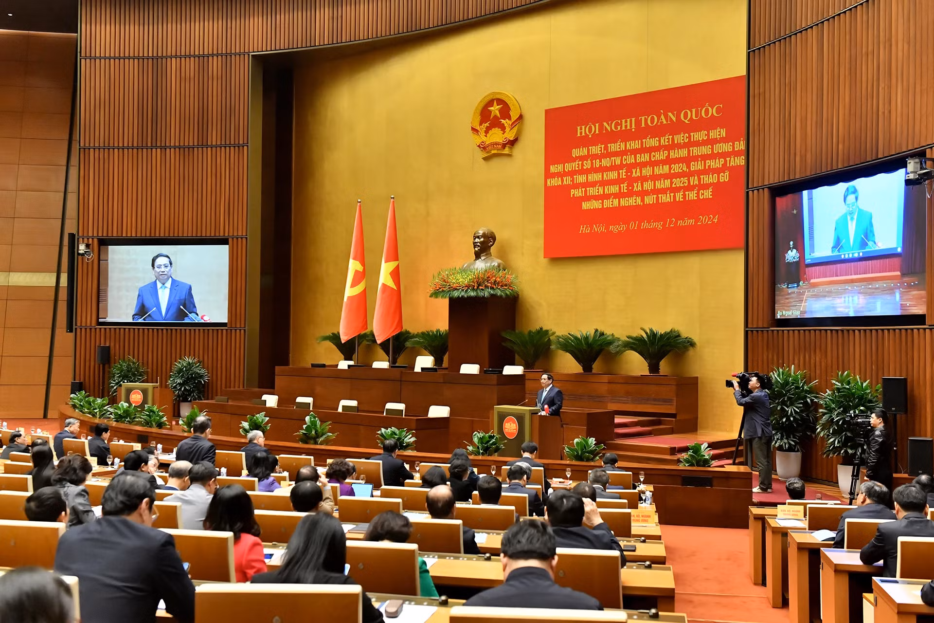 越共中央政治局委员、越南政府总理范明正在会上发言。 越共中央政治局委员、越南政府总理范明正在会上发言。