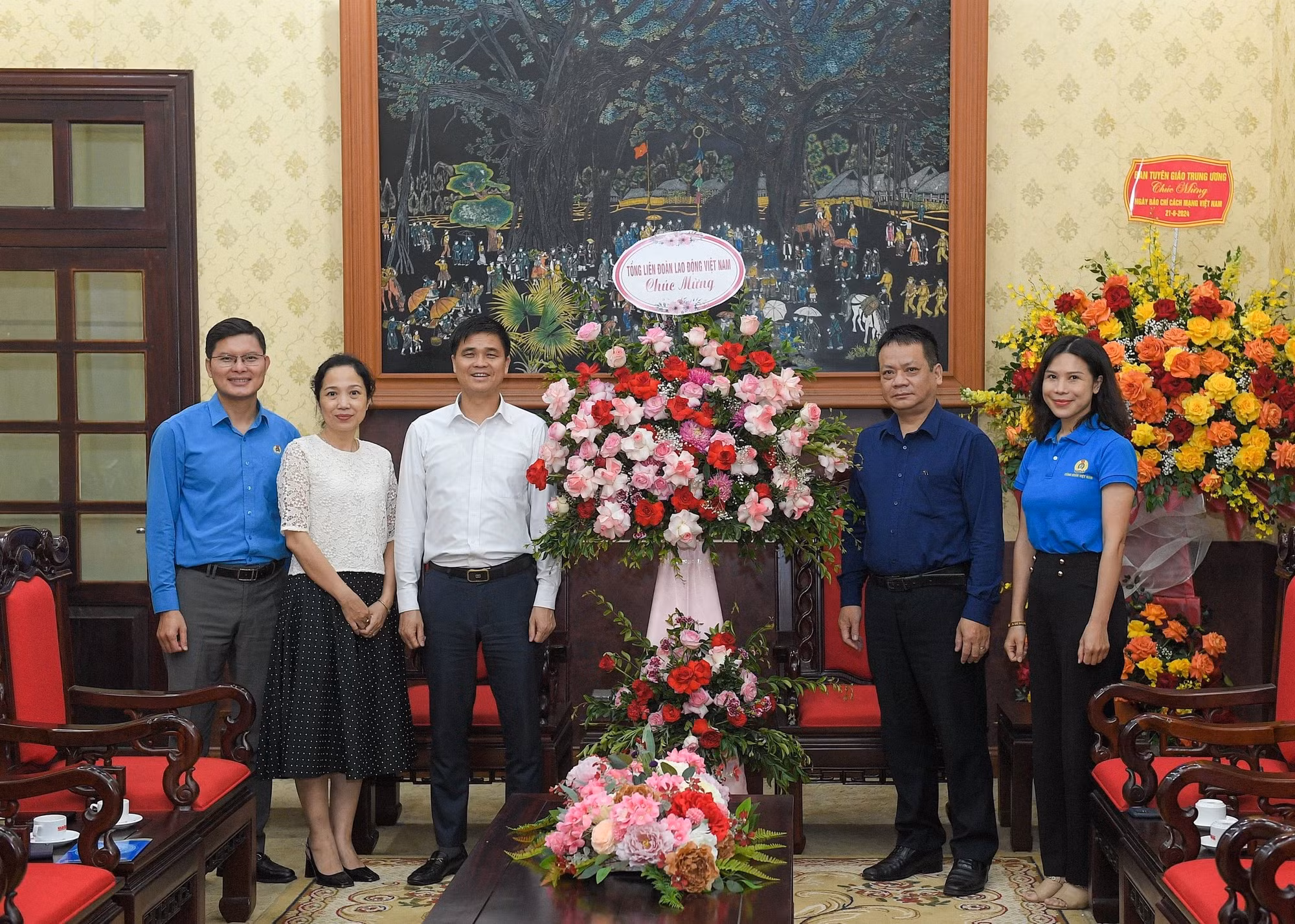 越南劳动总联合会副主席午维晓送花祝贺《人民报》社。（世大 摄）