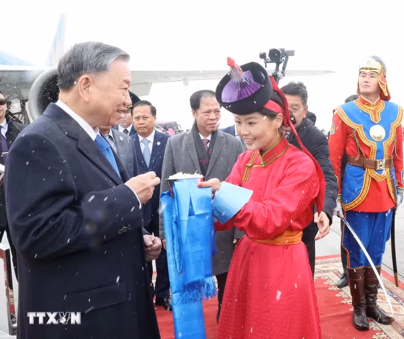 在蒙古国首都乌兰巴托成吉思汗机场,蒙古姑娘按传统习俗献奶糕、送花欢迎苏林总书记、国家主席。(图片来源:越通社) 在蒙古国首都乌兰巴托成吉思汗机场,蒙古姑娘按传统习俗献奶糕、送花欢迎苏林总书记、国家主席。(图片来源:越通社)