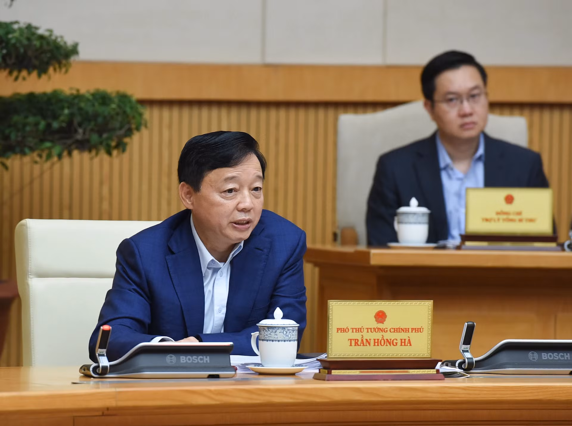 政府副总理陈红河在会上发表讲话。