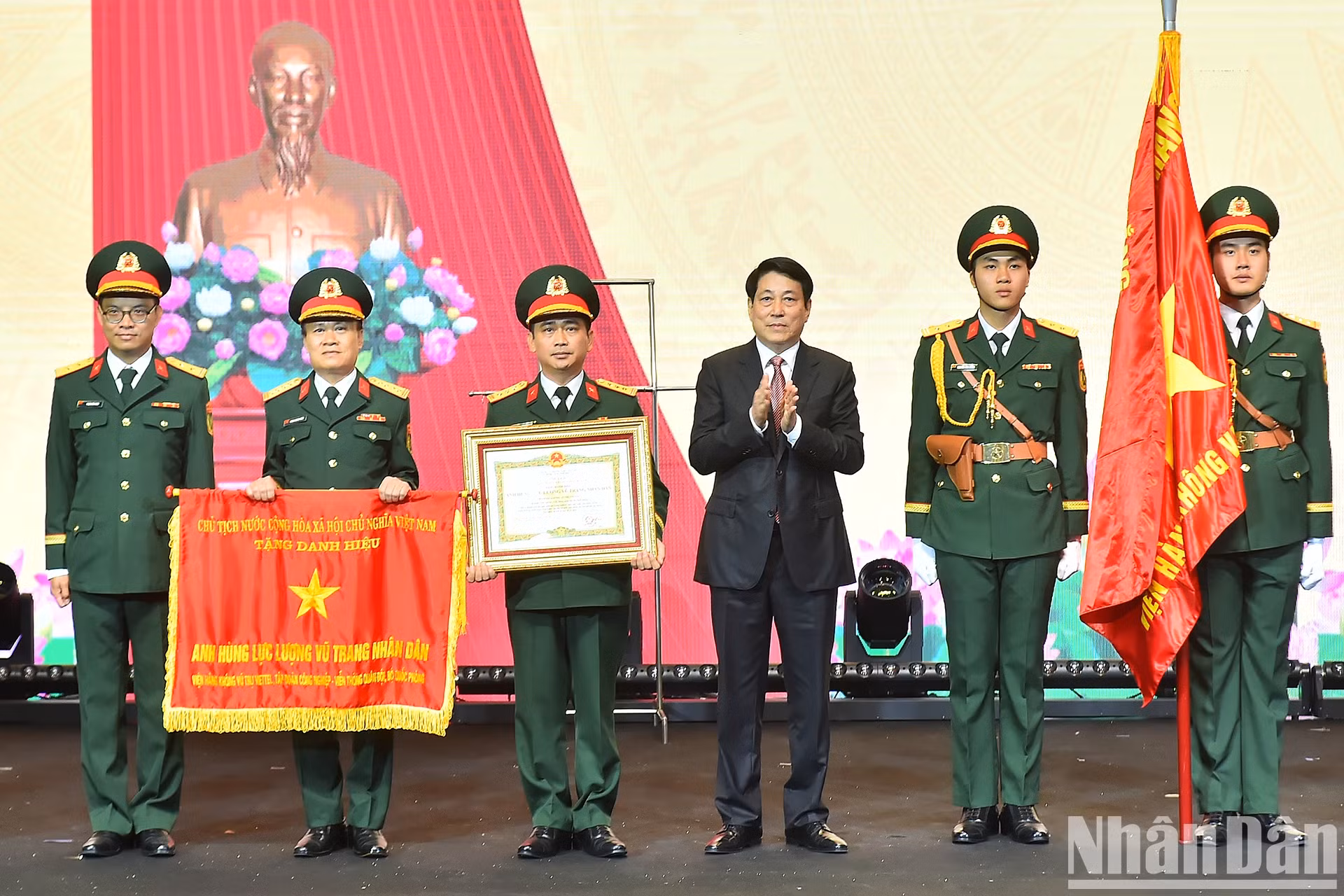 越南国家主席梁强向Viettel航空航天研究院授予人民武装力量英雄称号。