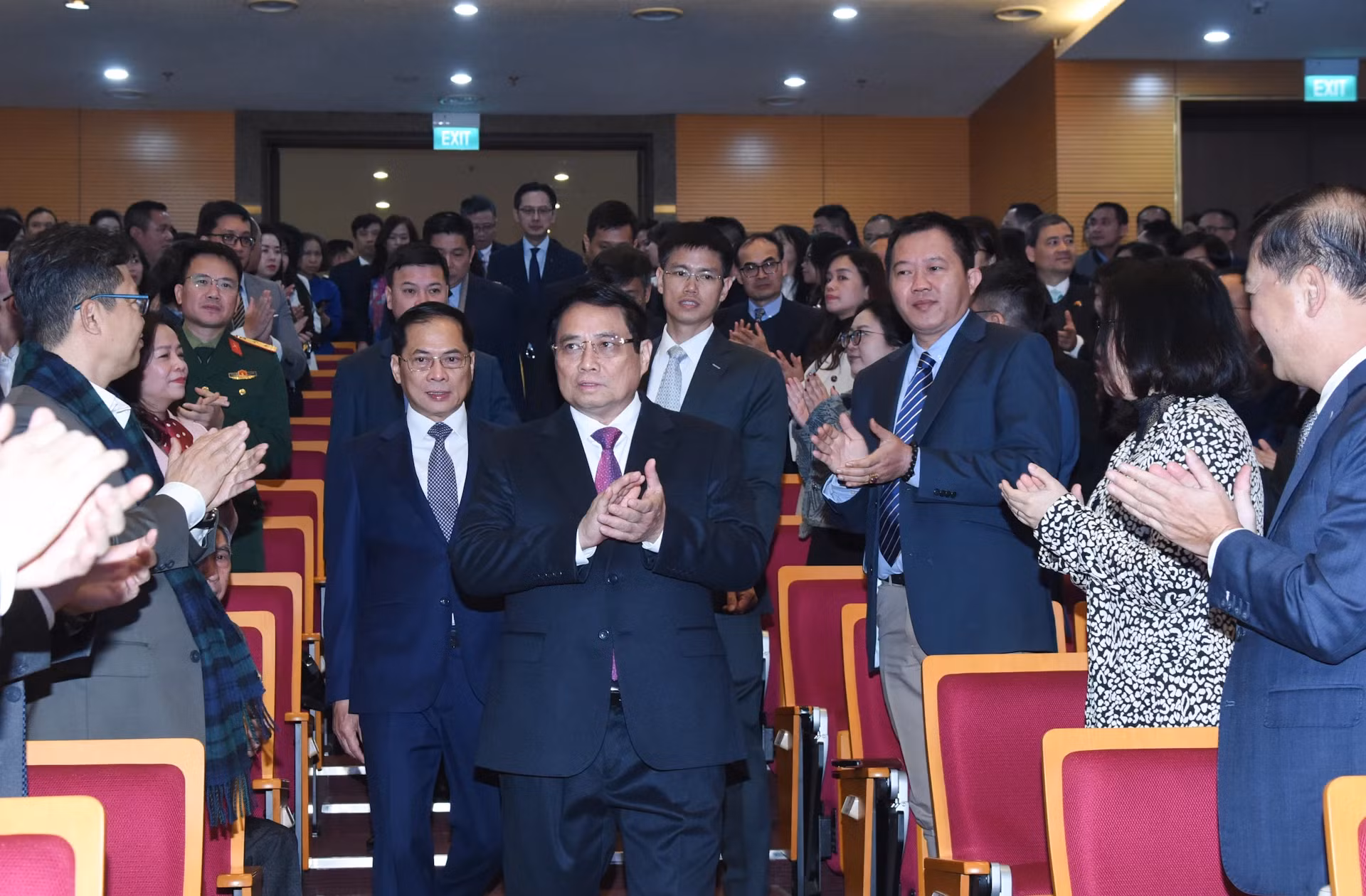 越南政府总理范明正出席会议。