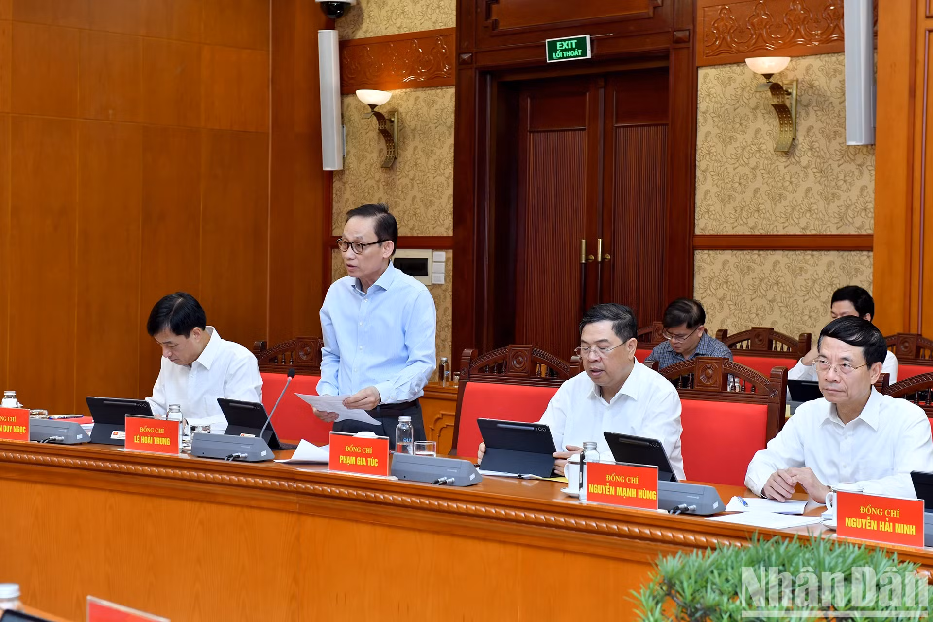 越共中央书记处书记、中央办公厅主任黎怀忠发表讲话。