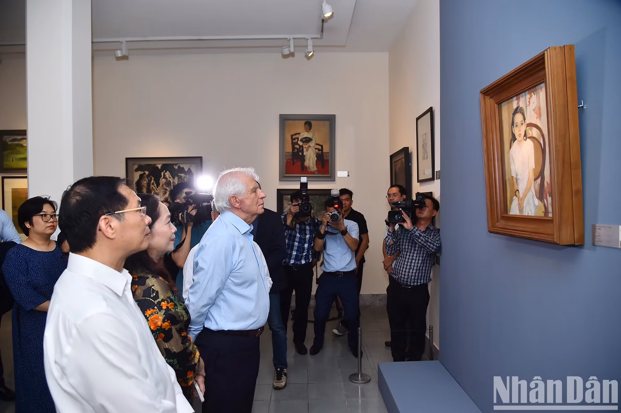 越南外交部长裴青山与欧盟委员会副主席博雷利欣赏陈文谨画家的画作《翠妹》。