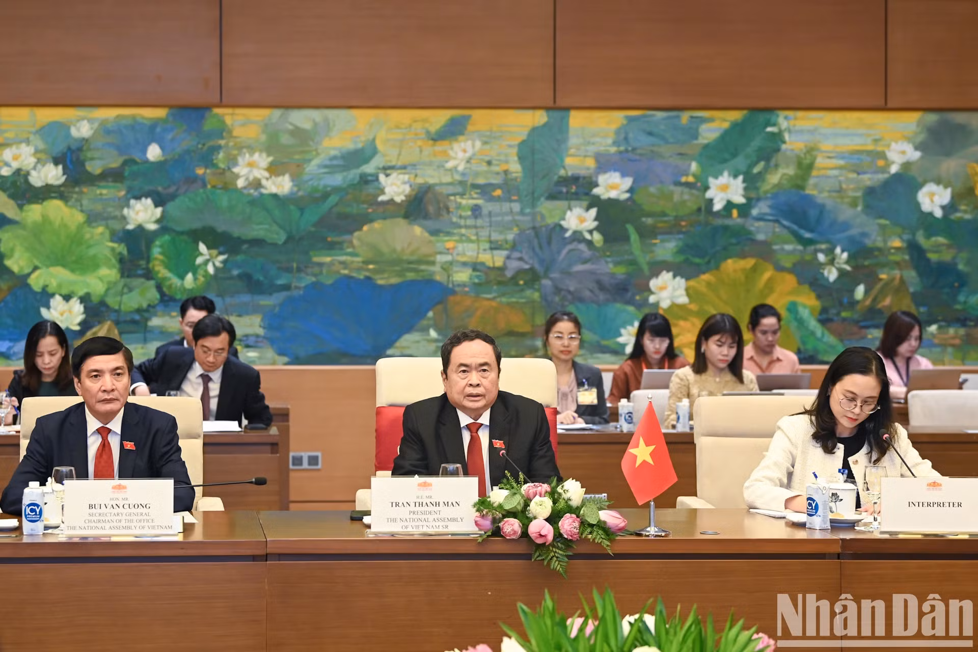 出席会见的越南代表。