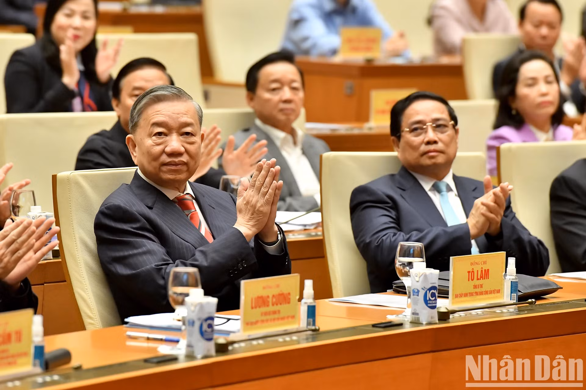 越共中央总书记苏林,政府总理范明正出席会议。 越共中央总书记苏林,政府总理范明正出席会议。