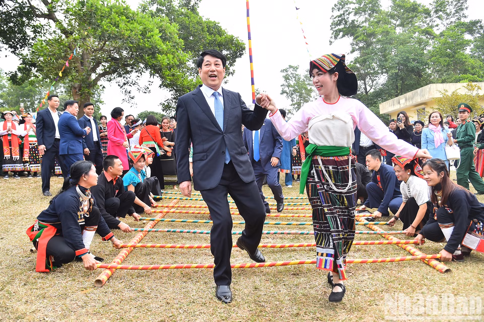 梁强主席与各民族同胞欢度“芒族春节”。