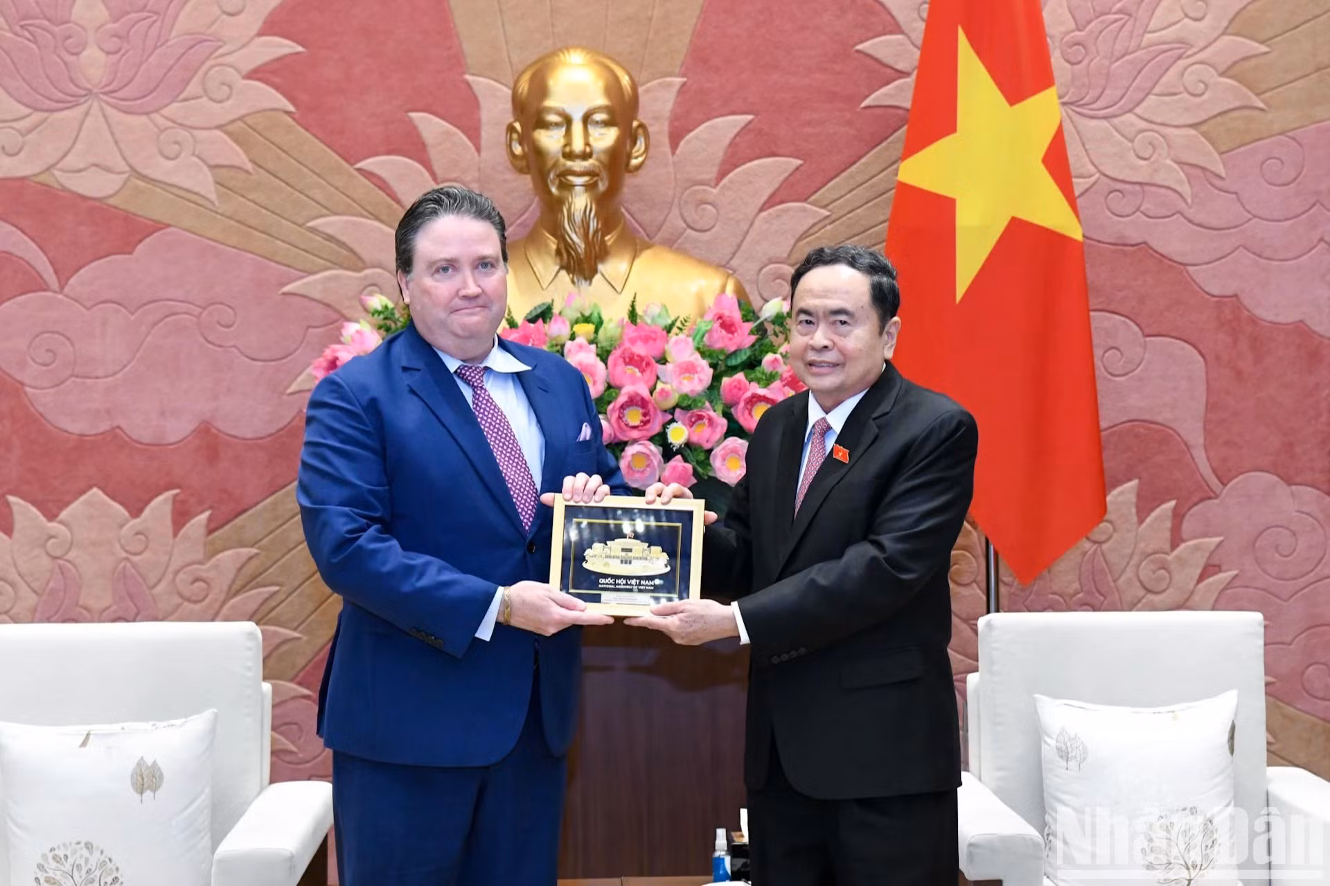 国会主席陈青敏向美国驻越南大使马克·纳珀赠送纪念品。