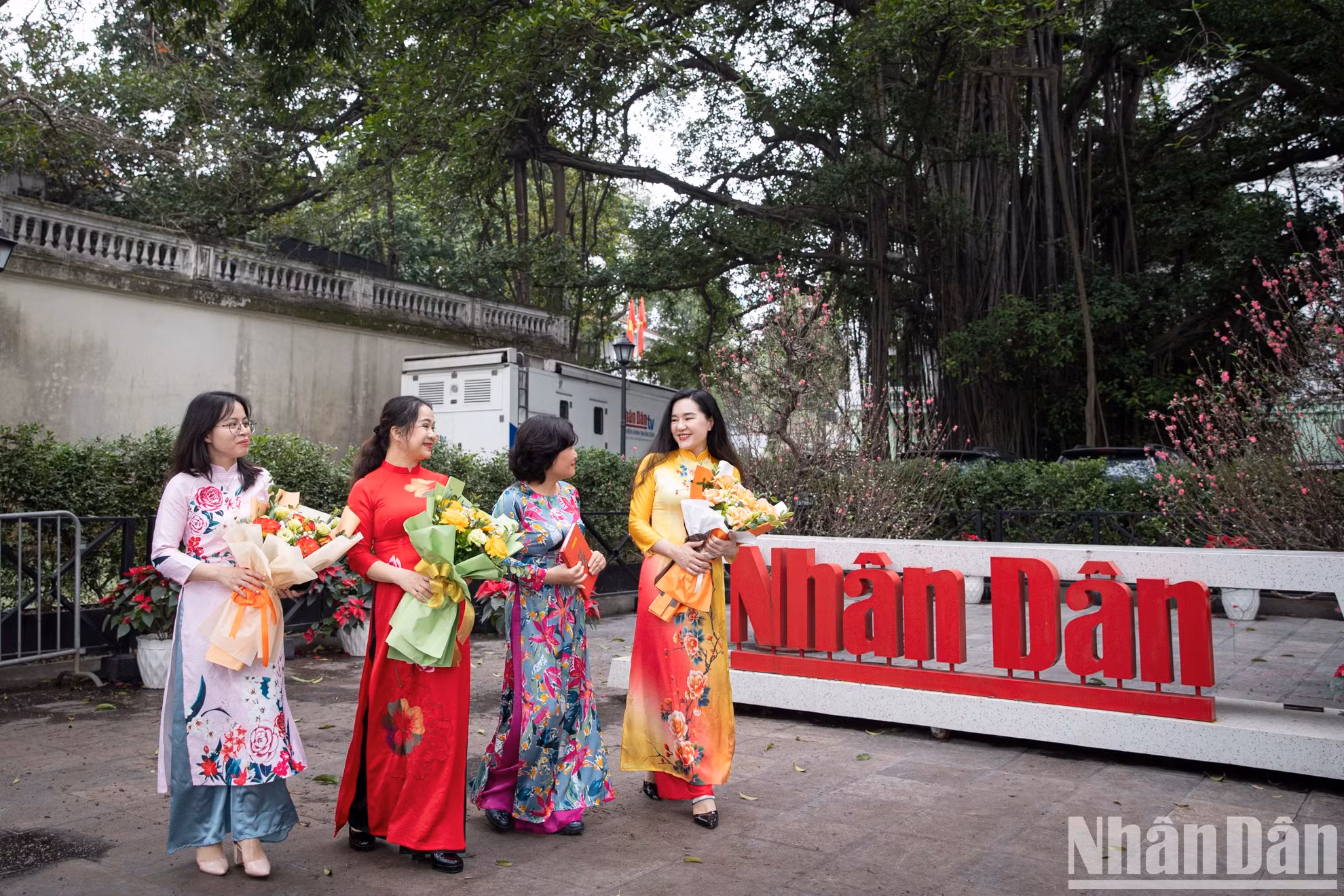为响应越南妇女联合会中央委员会于3月1日至8日发起的2025年“越南奥黛周”，奥黛已被广大妇女选择用来替代日常服装。