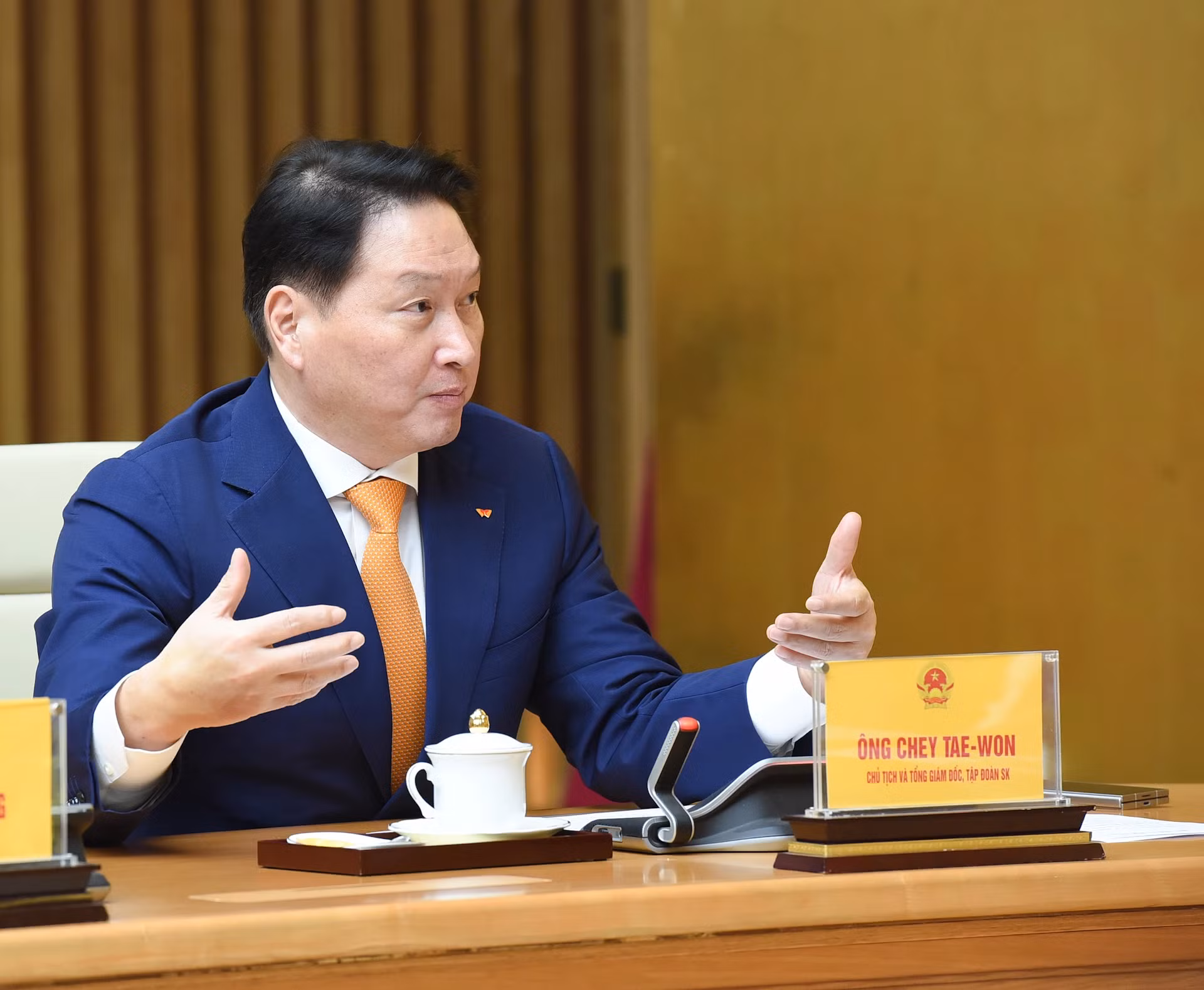 韩国SK集团会长崔泰源在会见中发表讲话。