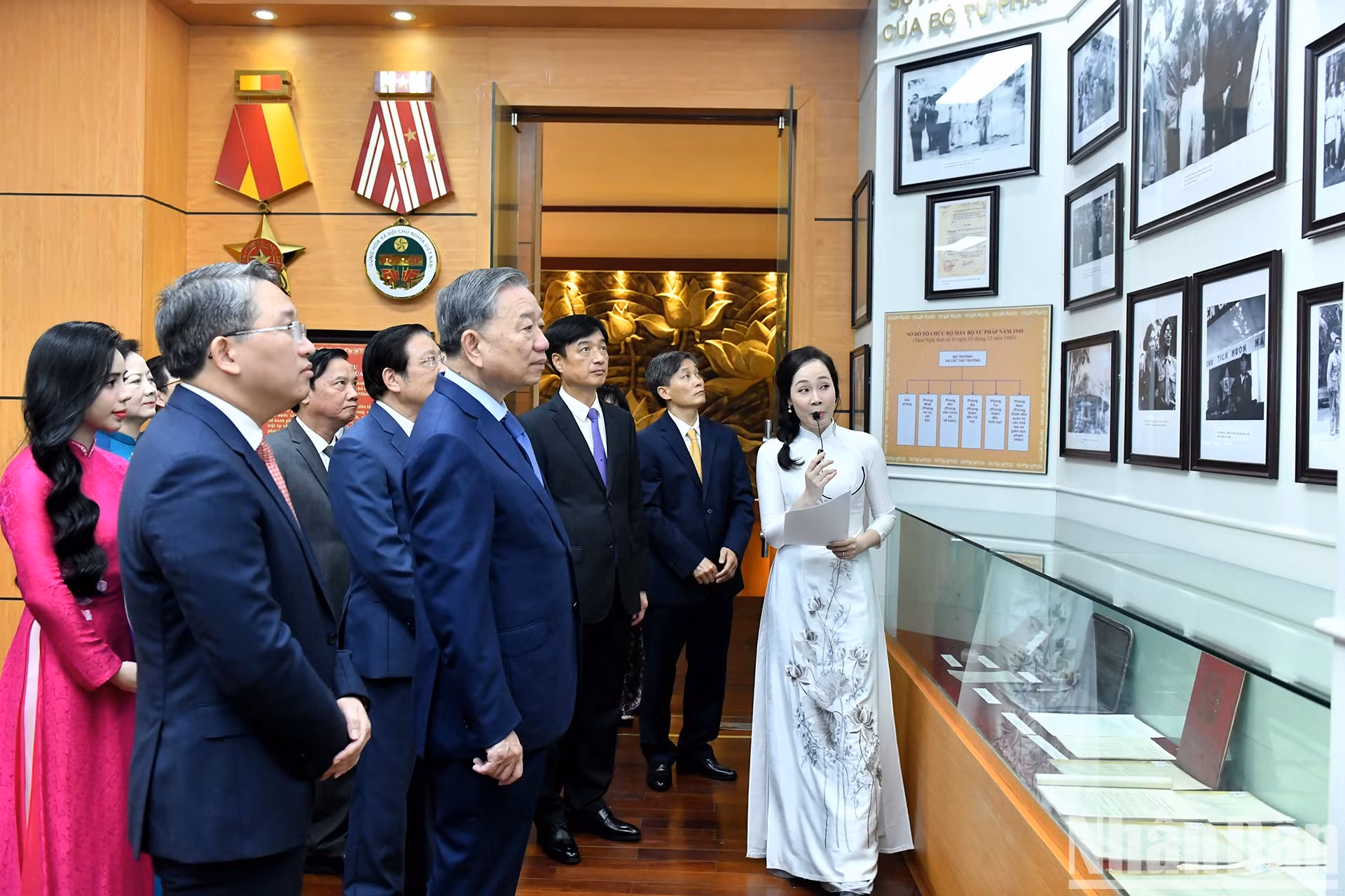 越共中央总书记苏林与各位代表参观司法部传统屋。