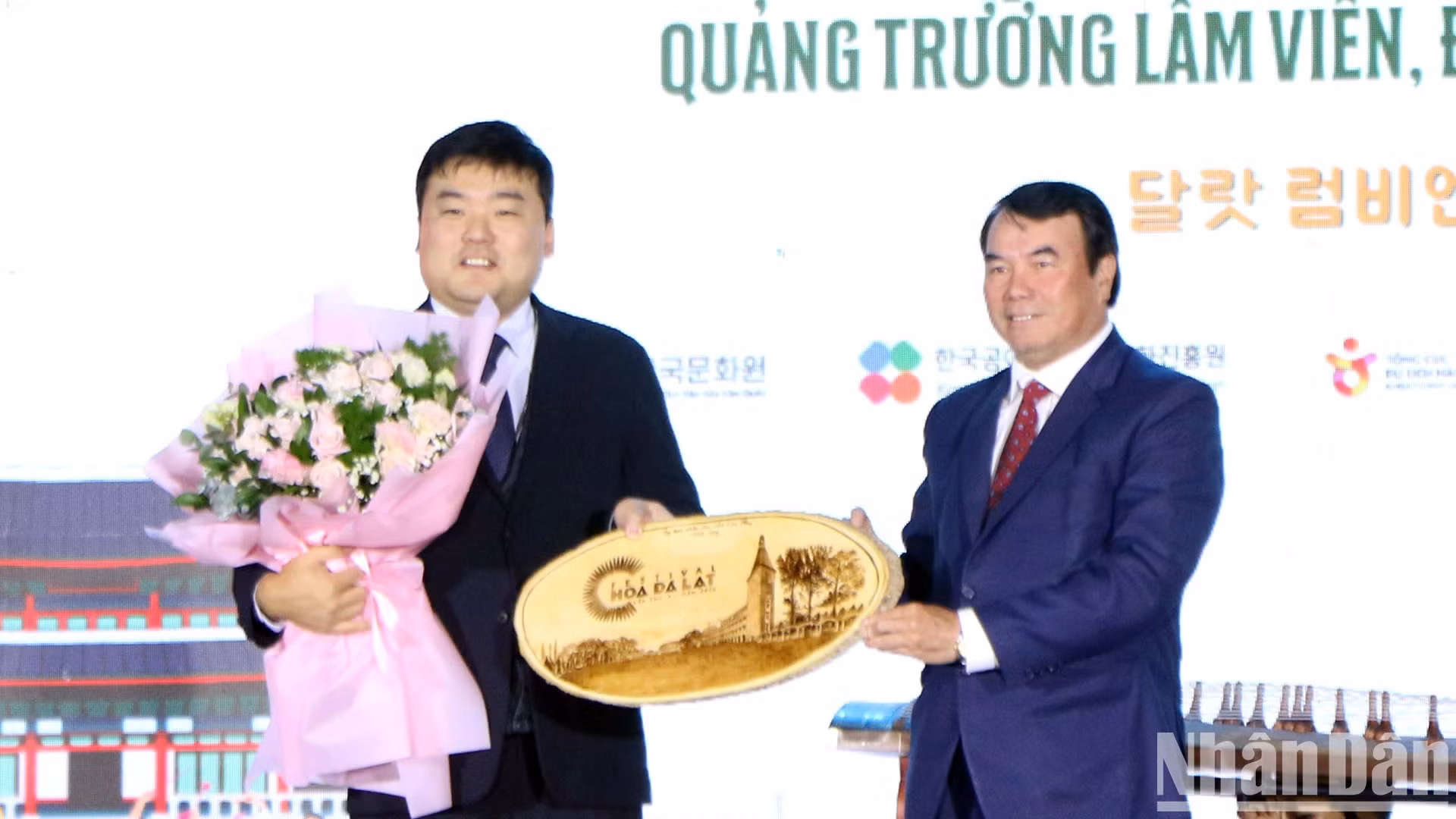 林同省人民委员会副主席范思向越南韩国文化中心代表赠送纪念品。