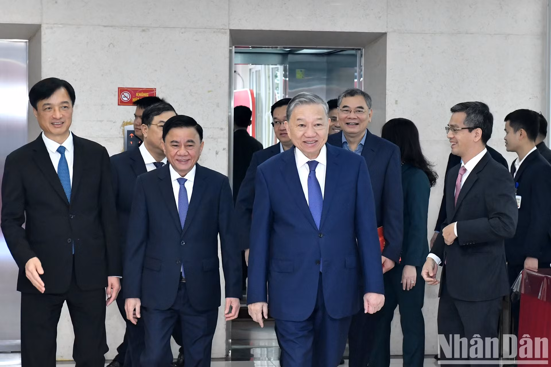 越共中央总书记苏林出席越共中央办公厅2024年工作总结暨2025年任务部署会议。