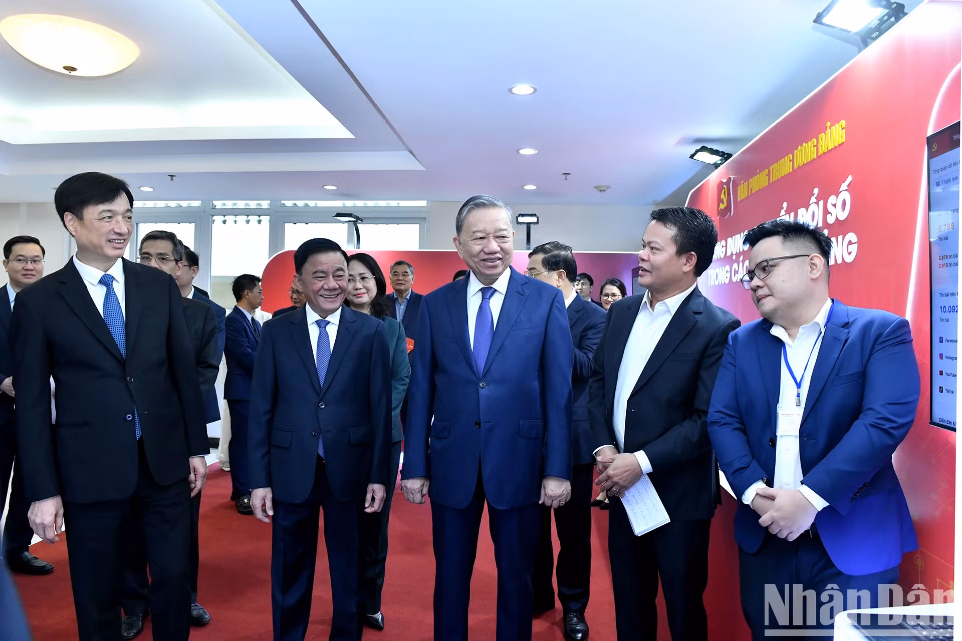 越共中央总书记苏林与各位代表参观介绍党机关数字化转型应用空间。