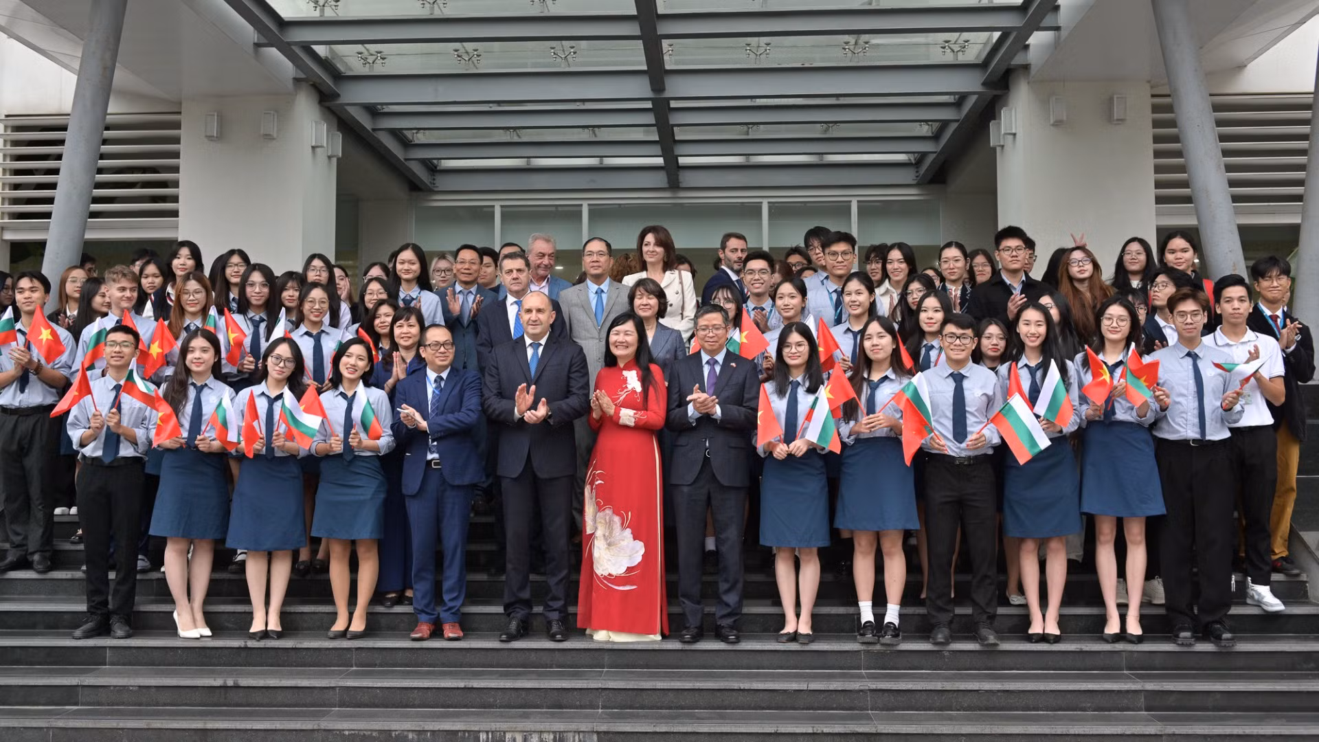 保加利亚总统鲁门·拉德夫与越南外交学院大学生进行交流会面【组图】