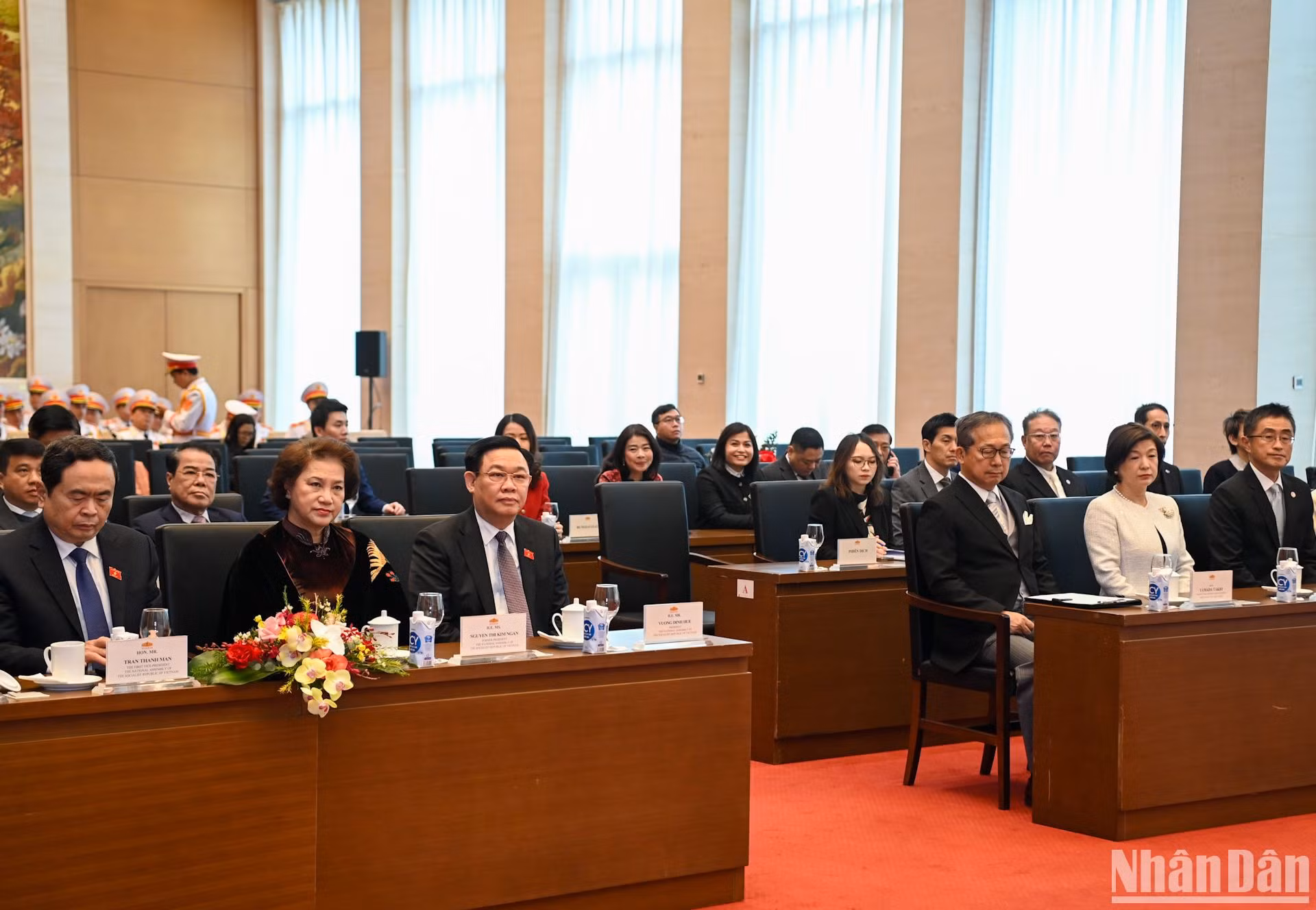 越南国会主席王廷惠,原越南国会主席阮氏金银,日本驻越南大使山田贵雄与各位代表出席仪式。 越南国会主席王廷惠,原越南国会主席阮氏金银,日本驻越南大使山田贵雄与各位代表出席仪式。