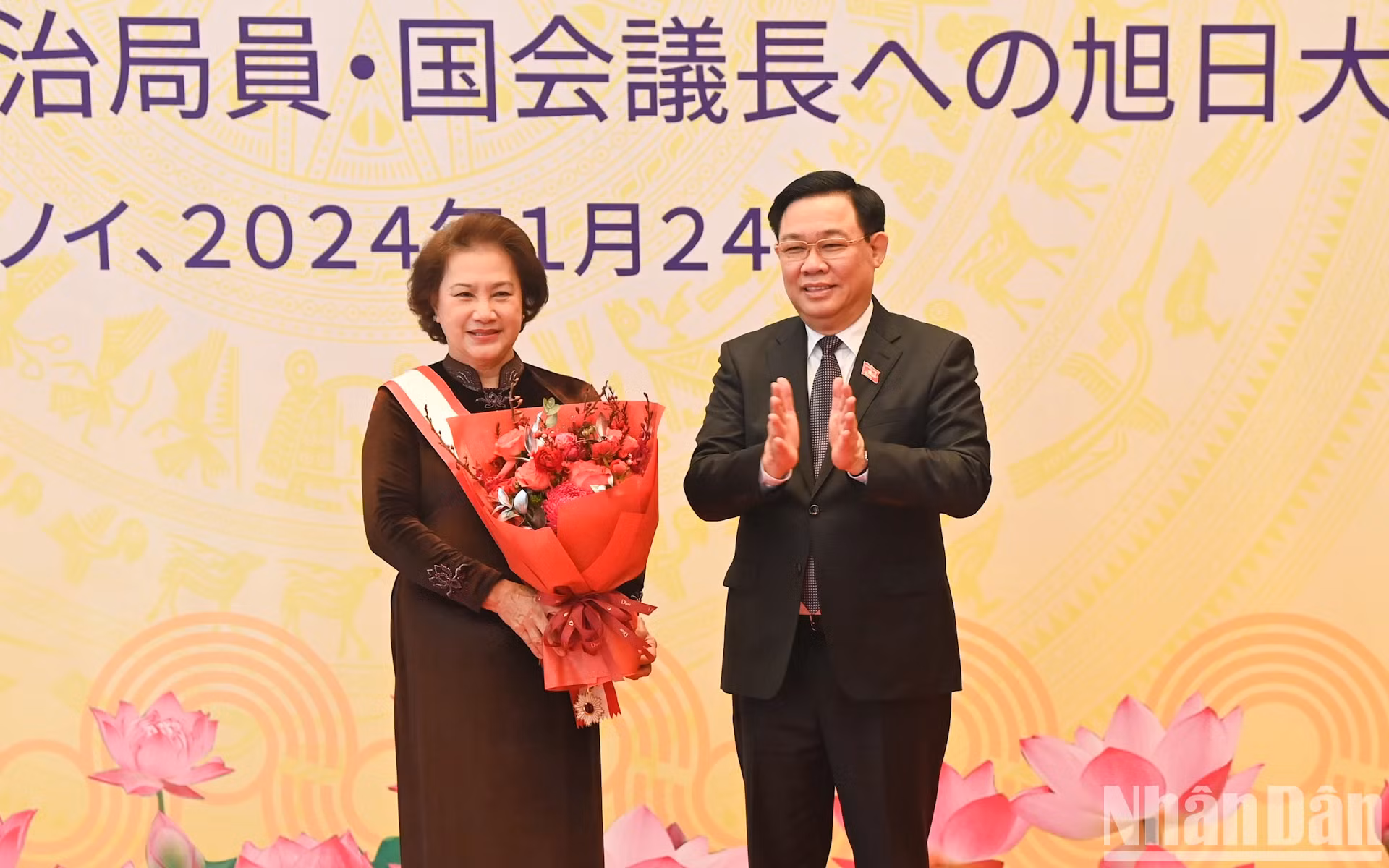 越南国会主席王廷惠向向原越南国会主席阮氏金银送花祝贺。 越南国会主席王廷惠向向原越南国会主席阮氏金银送花祝贺。