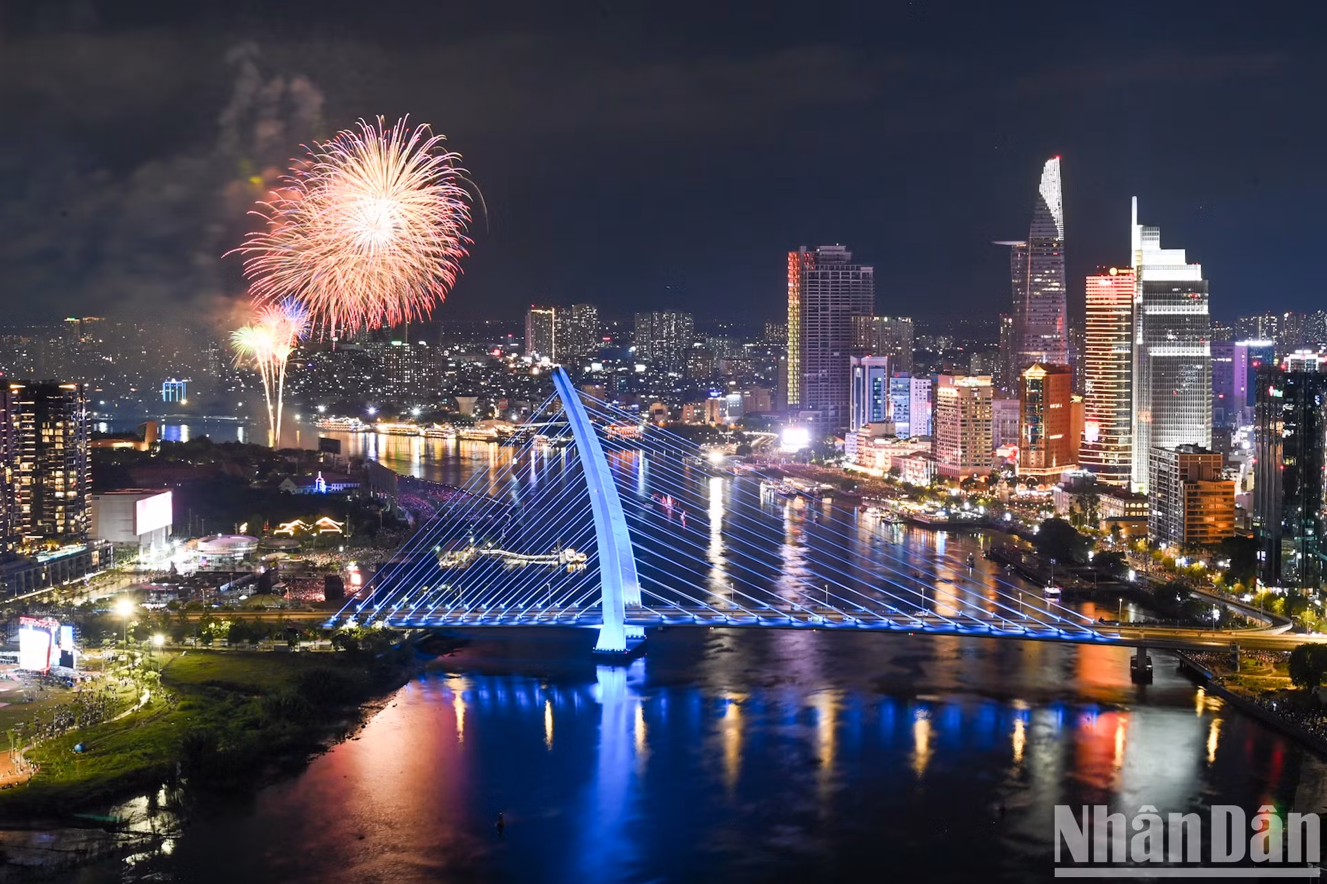 烟花照亮了胡志明市的天空。