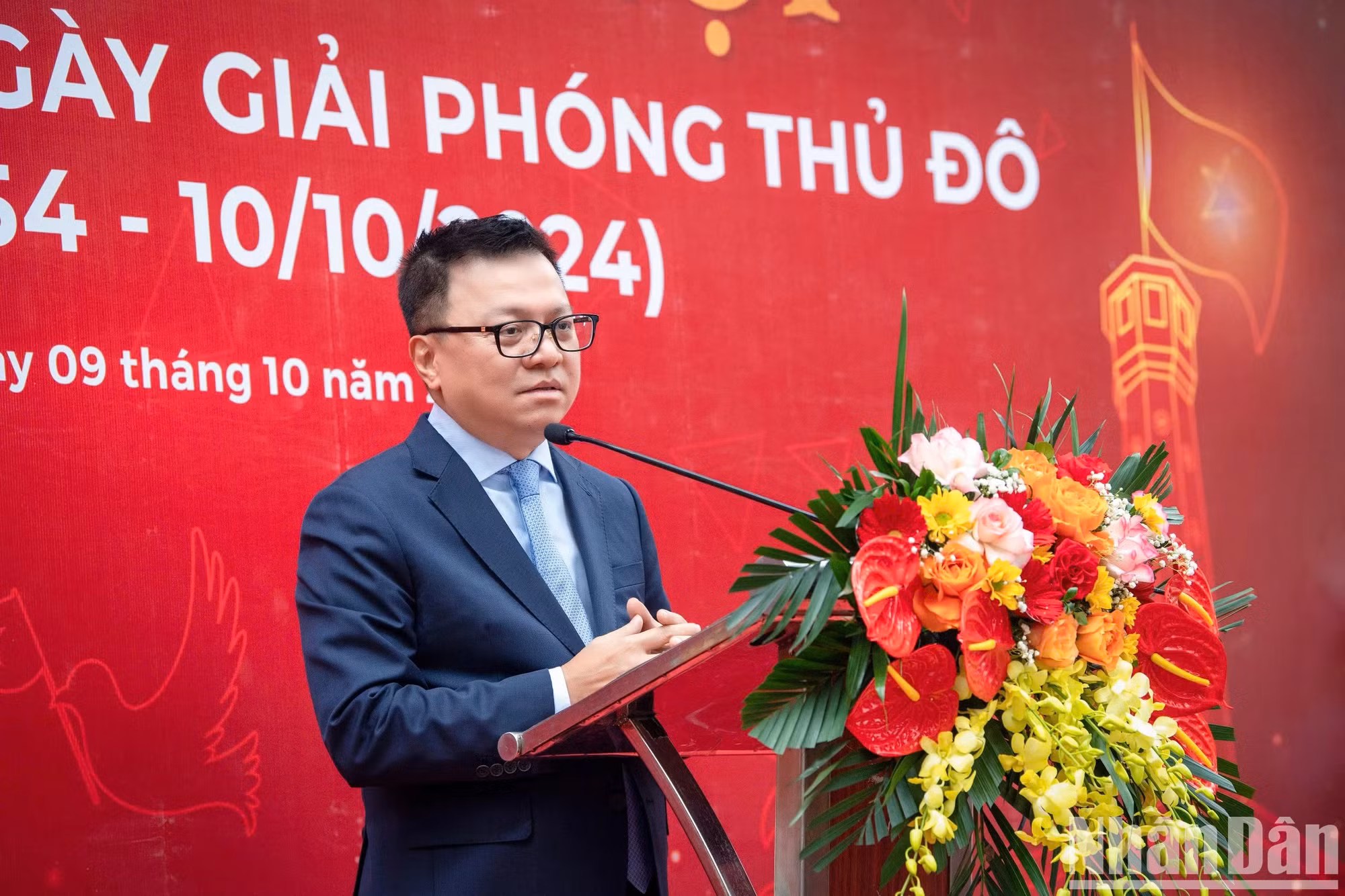越共中央委员、《人民报》社总编辑、中央宣教部副部长、越南新闻工作者协会主席黎国明介绍《人民报》社面向庆祝首都解放70周年的产品。