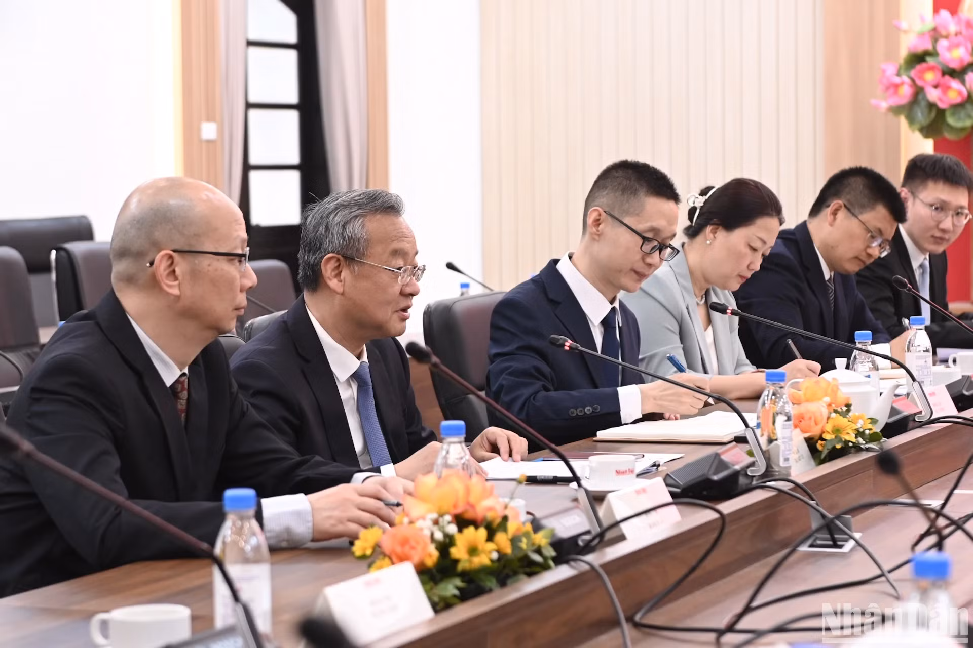 中国《人民日报》社代表出席会见。