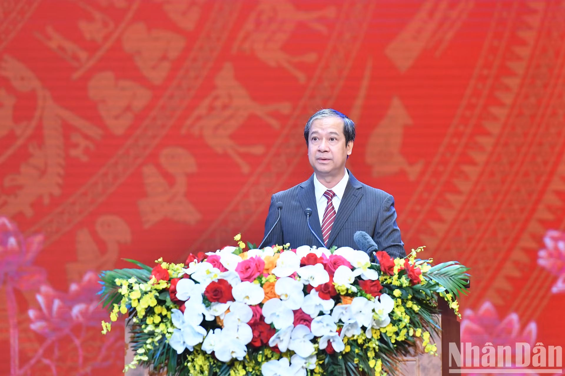 教育培训部部长阮金山发表讲话。
