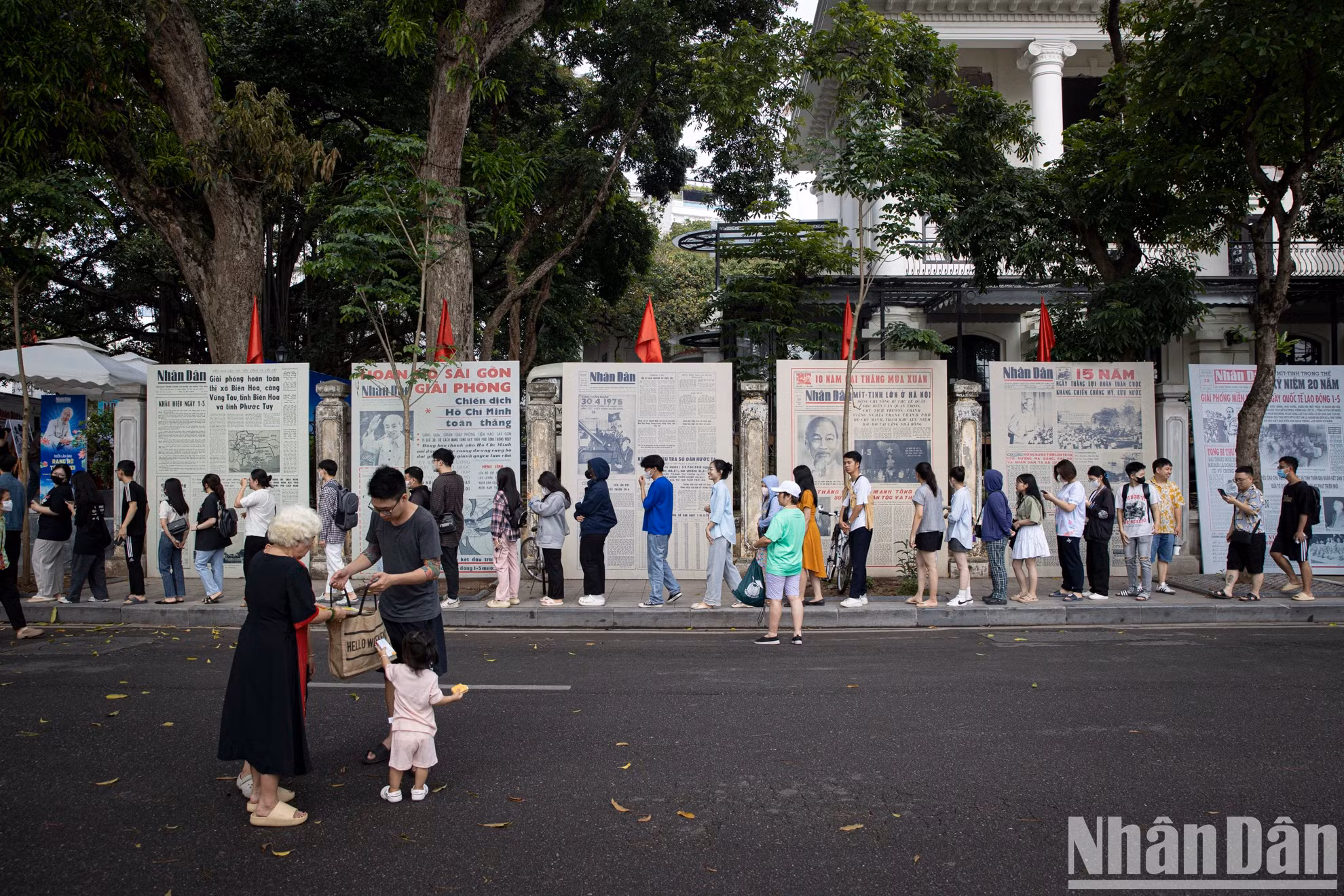 “他老人家光辉之名” 的图片展暨《人民周末报》纪念胡志明主席诞辰135周年特别副刊亮相仪式吸引了众多观众和游客前来参观。