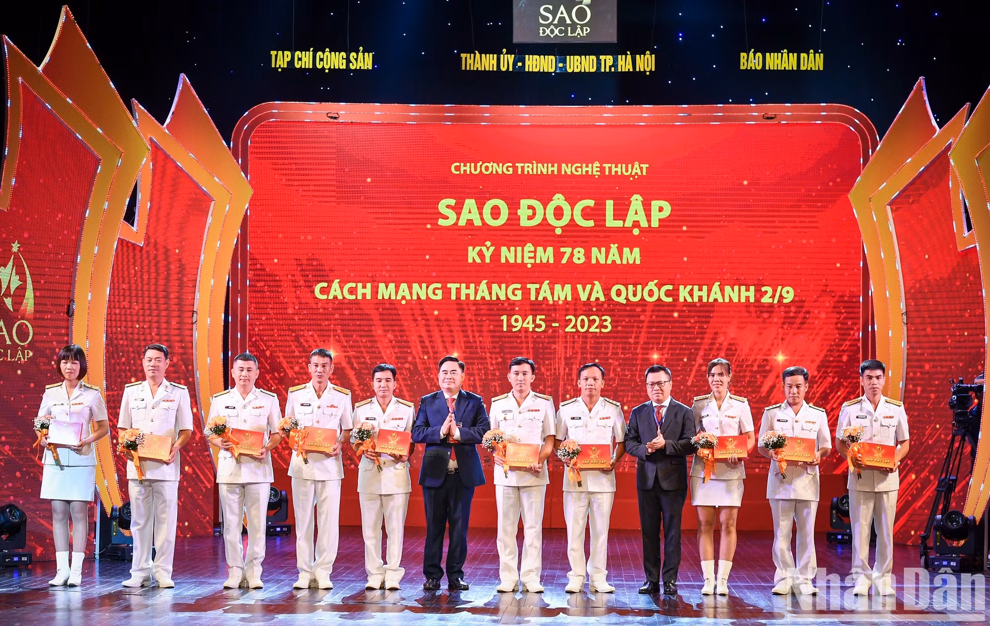 越共中央委员、越南《人民报》社总编辑、中央宣教部副部长、越南新闻工作者协会主席黎国明与《共产主义杂志》社副总编辑、越南出版协会主席范明俊向为捍卫祖国神圣的海洋岛屿主权做出巨大贡献的海军战士赠送礼物。