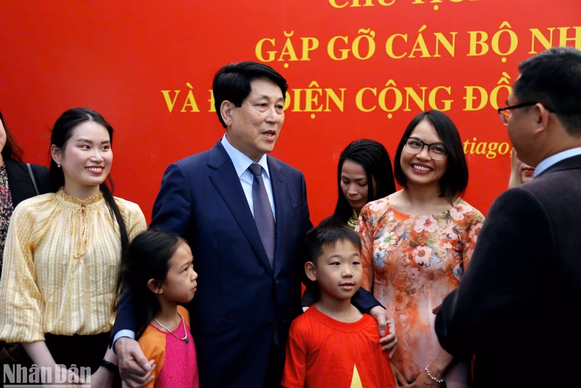 国家主席梁强与旅智越侨社群代表亲切交谈。