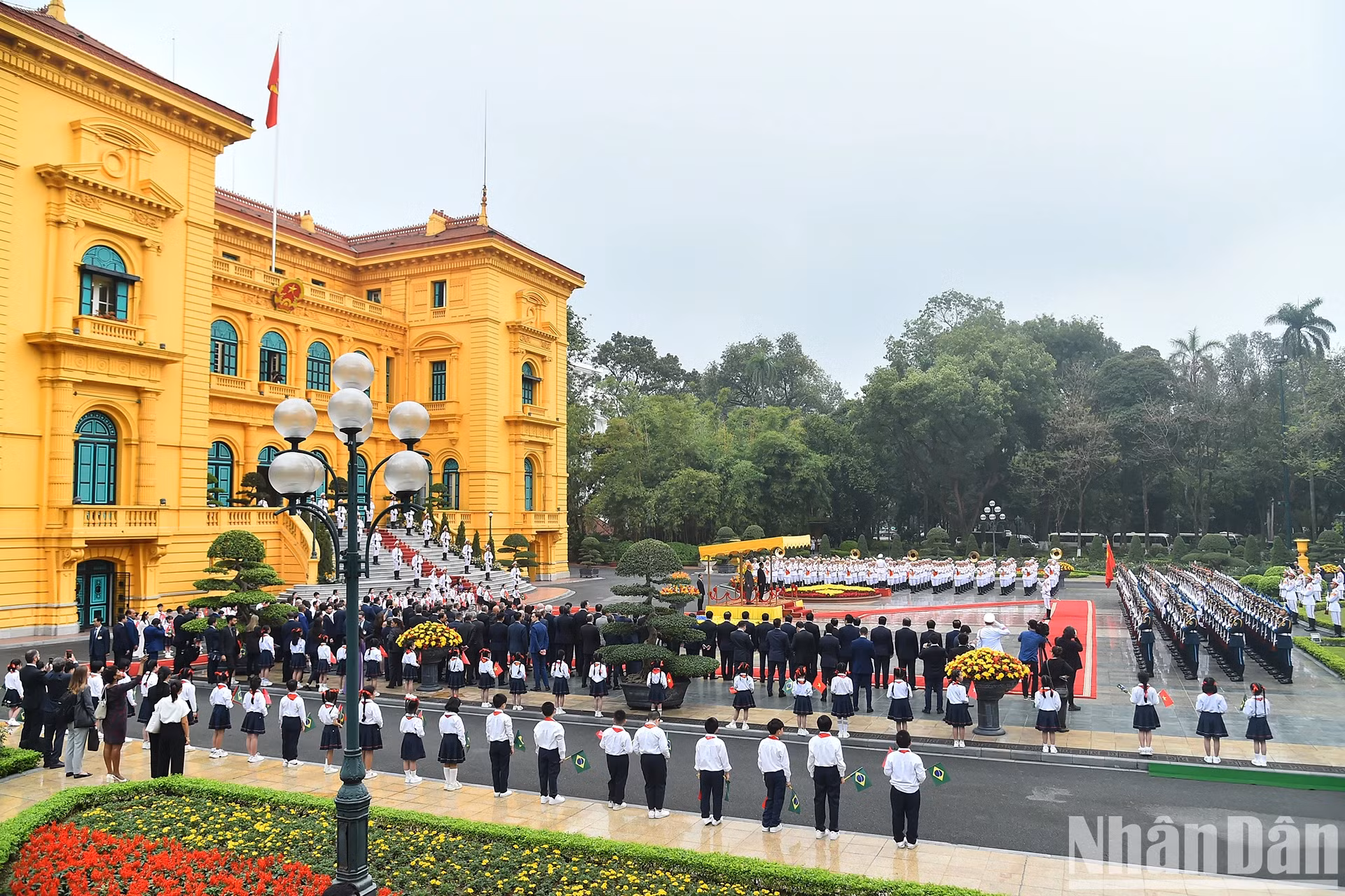 越南国家主席梁强为巴西总统卢拉·达席尔瓦举行隆重欢迎仪式。 越南国家主席梁强为巴西总统卢拉·达席尔瓦举行隆重欢迎仪式。