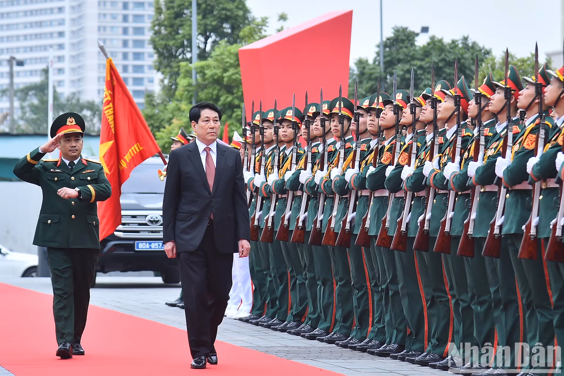 越南国家主席梁强检阅仪仗队。