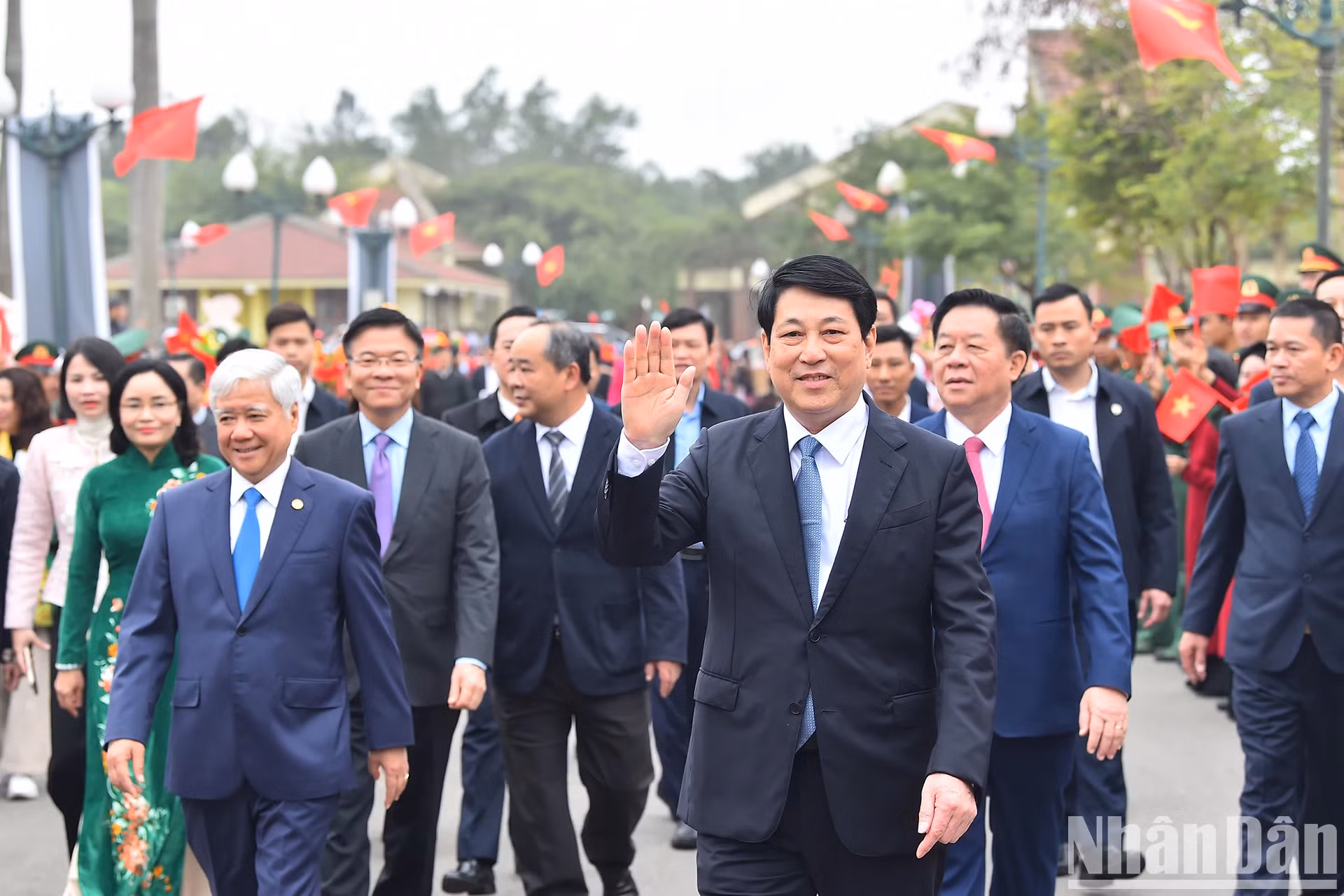 国家主席梁强同党、国家领导人出席2025乙巳春节“祖国各地春意盎然”活动。