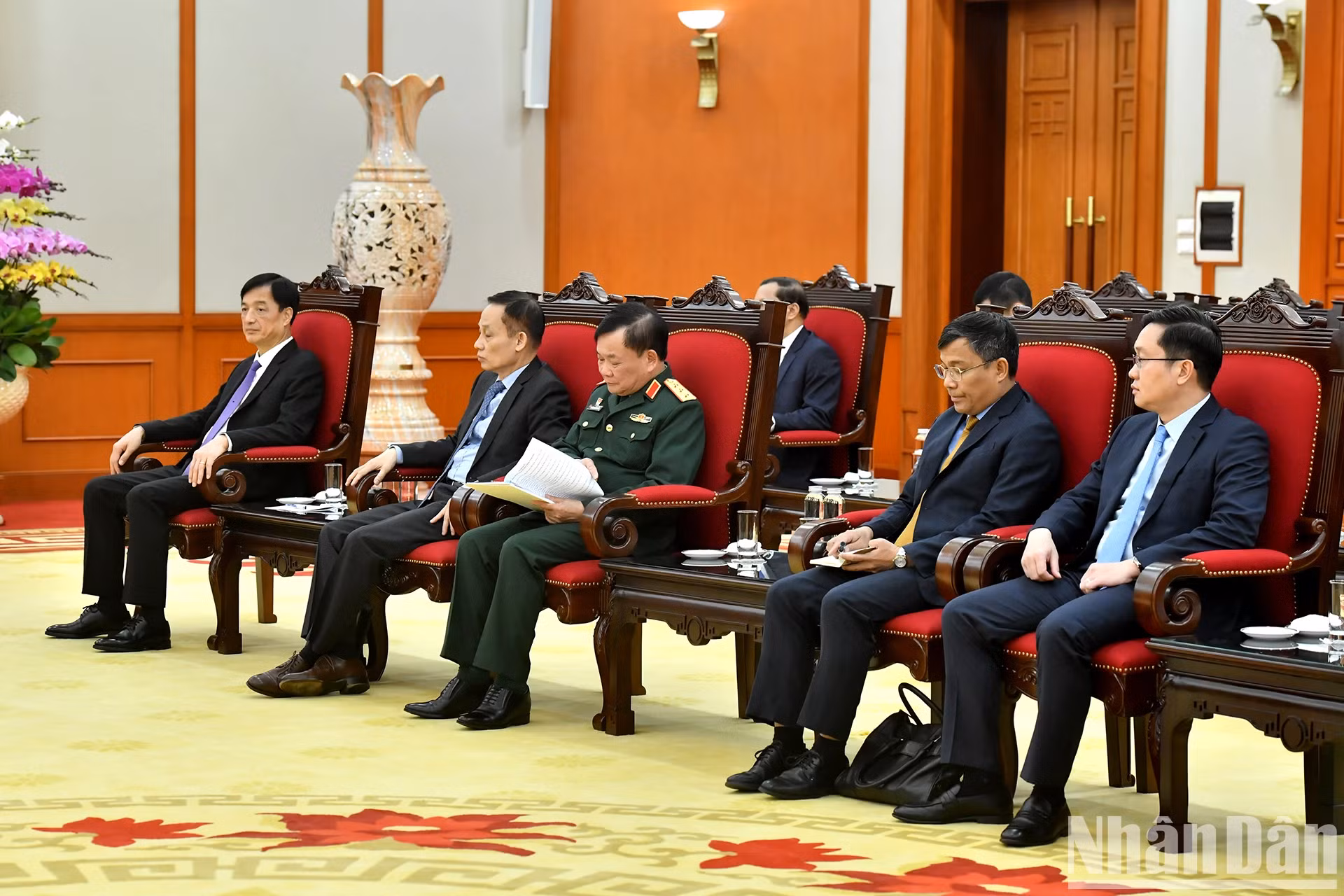 越方代表。